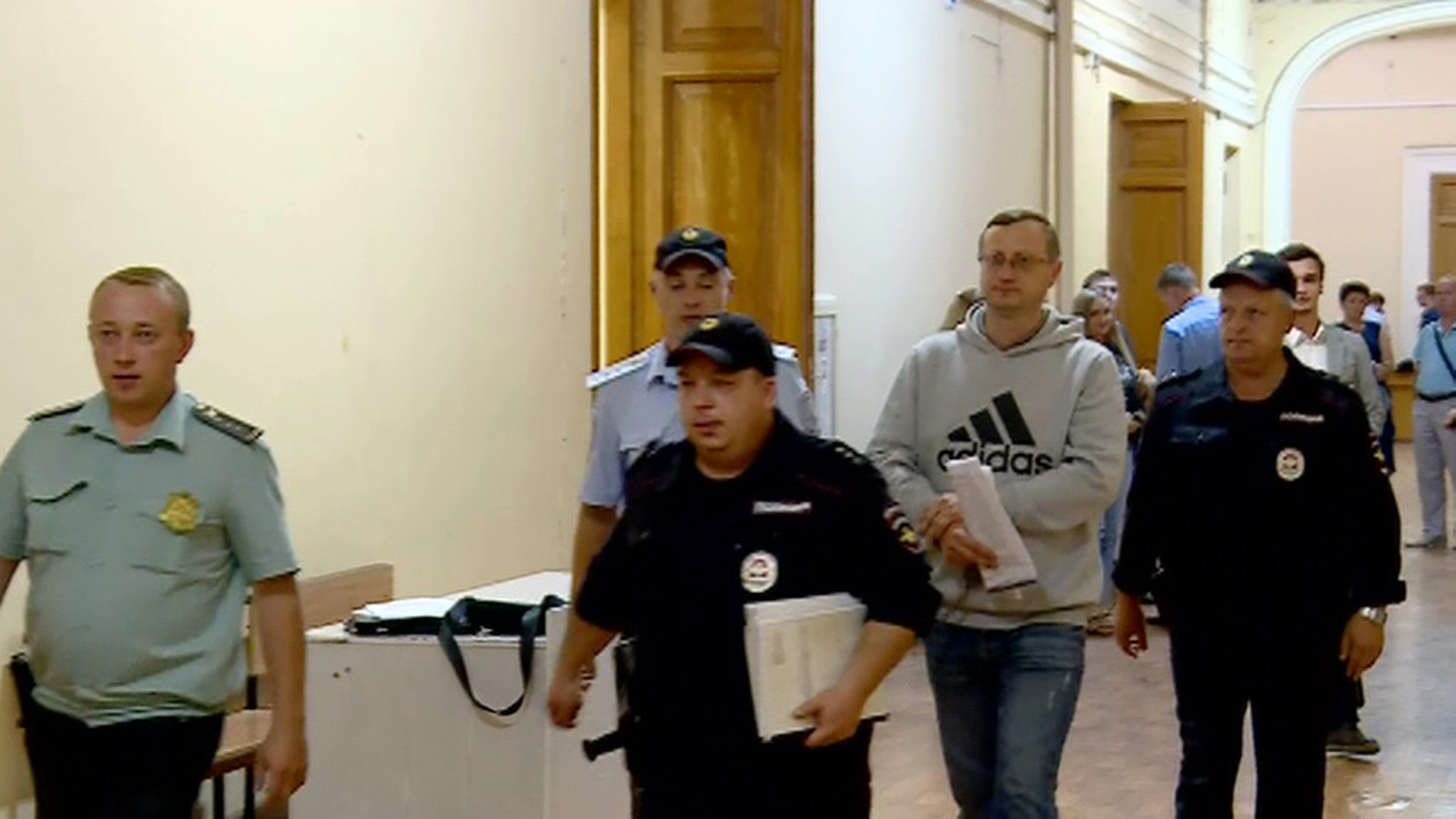 В Саратове таможенник арестован на два месяца за взятки