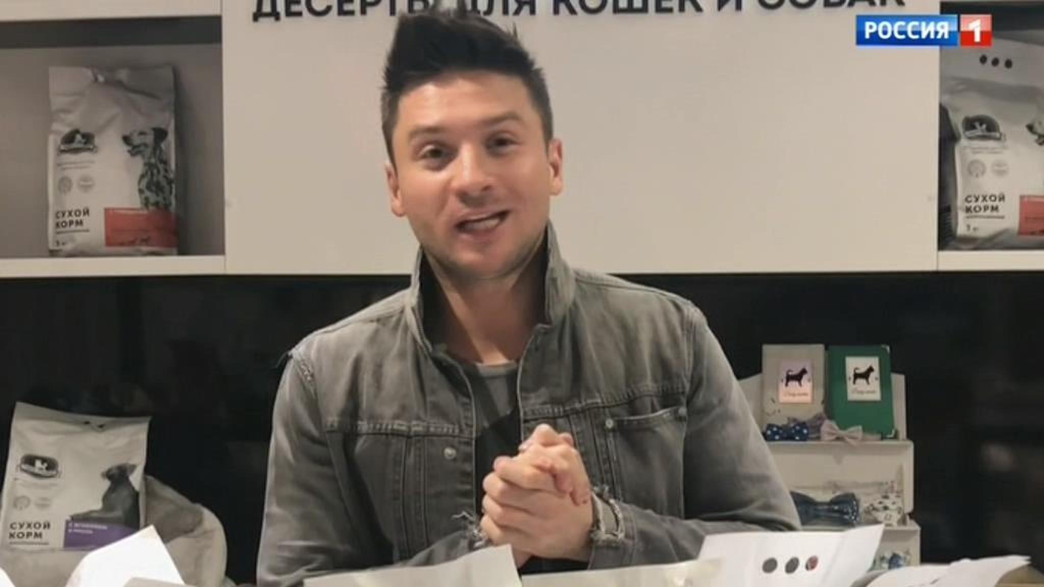 Сергей Лазарев делает подарок собачьему приюту