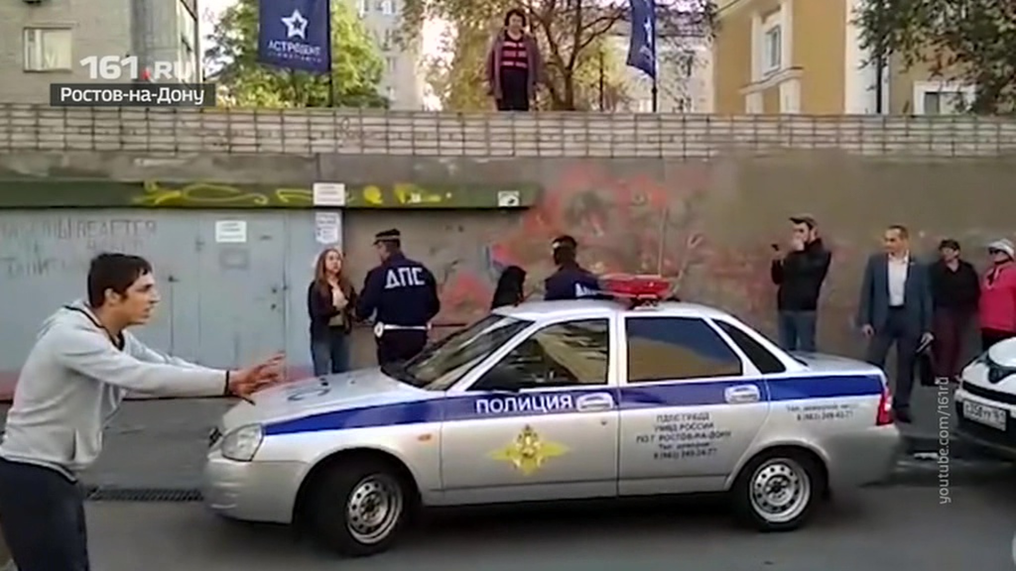 Ростовские хулиганы устроили из патрульной машины танцпол