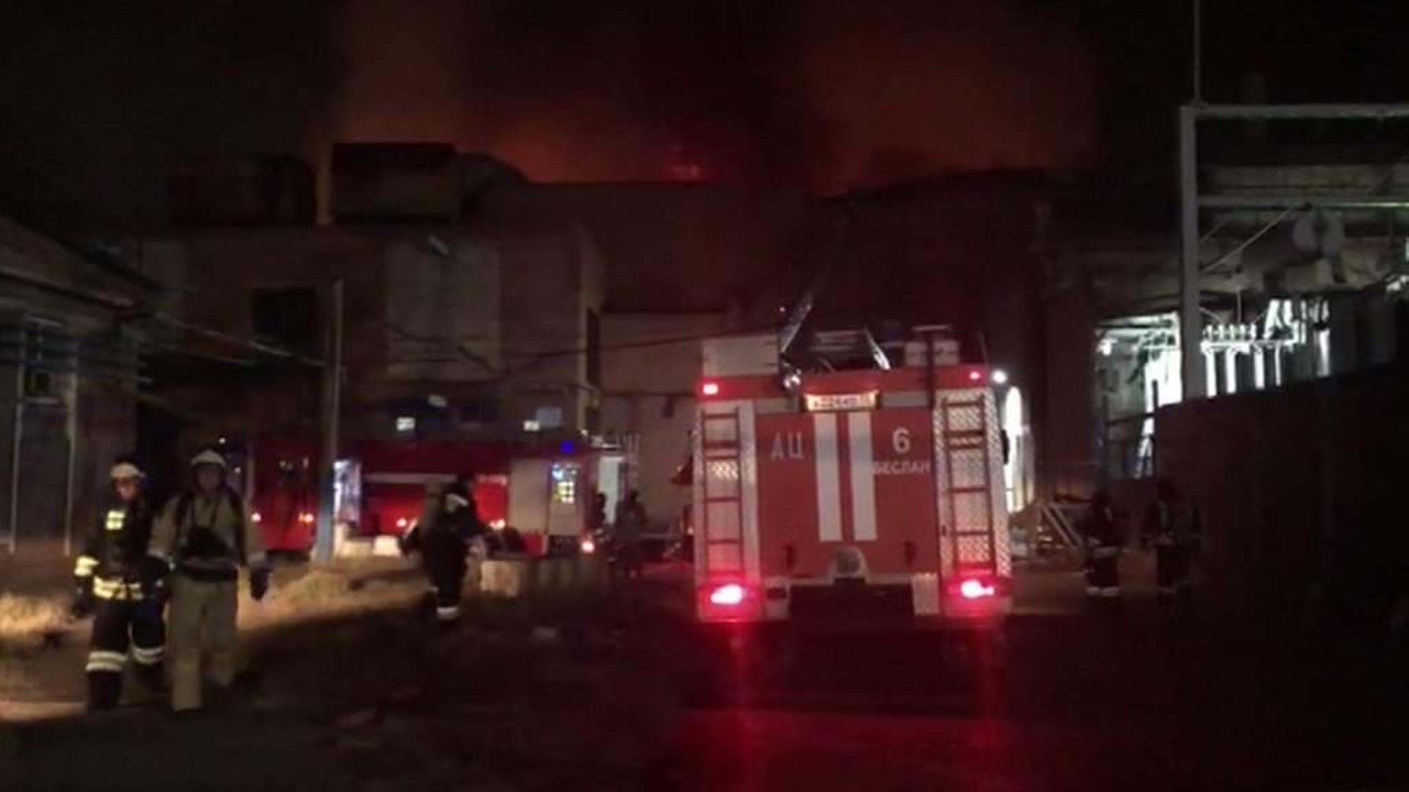 Пожар на заводе во Владикавказе тушат более 150 человек