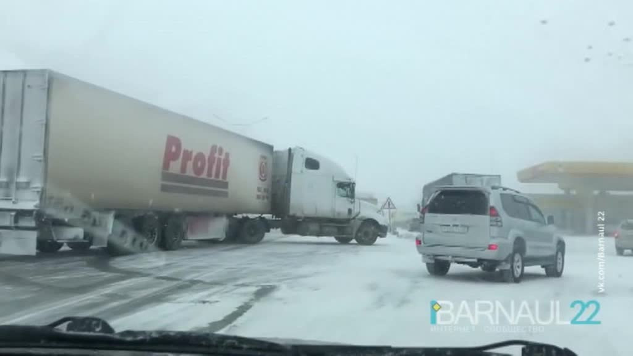 Кемерово и Барнаул накрыл мощный снегопад