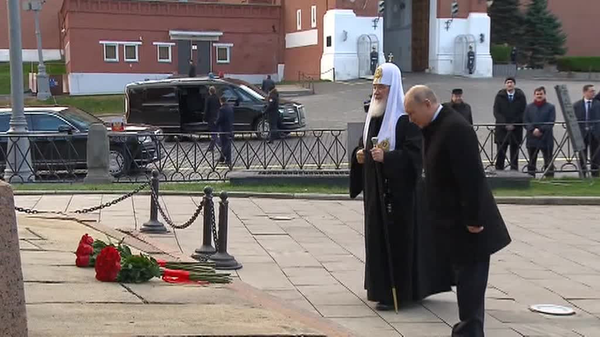 Путин и представители духовенства возложили цветы к памятнику Минину и Пожарскому