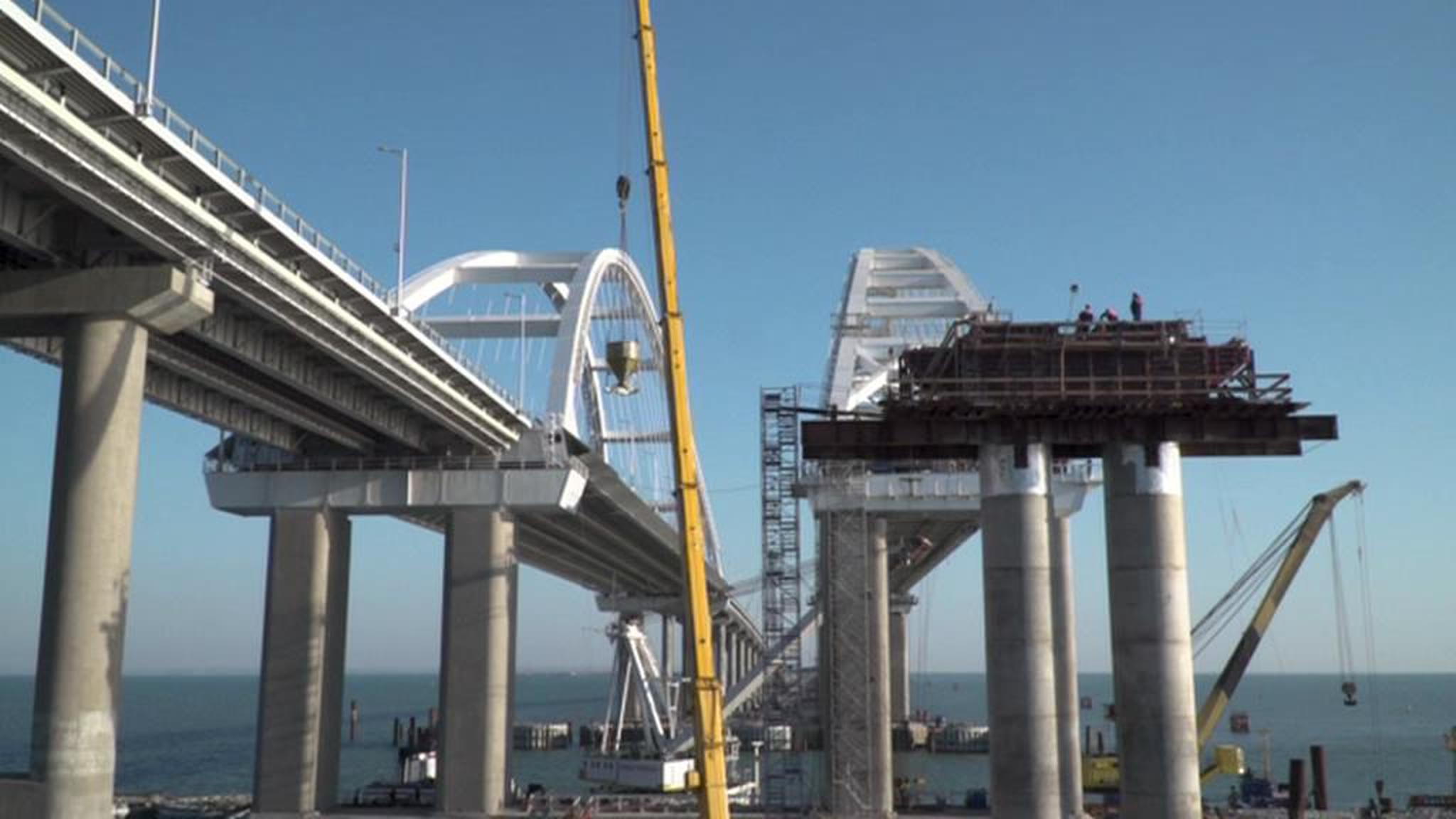На железнодорожной части Крымского моста установлены все опоры