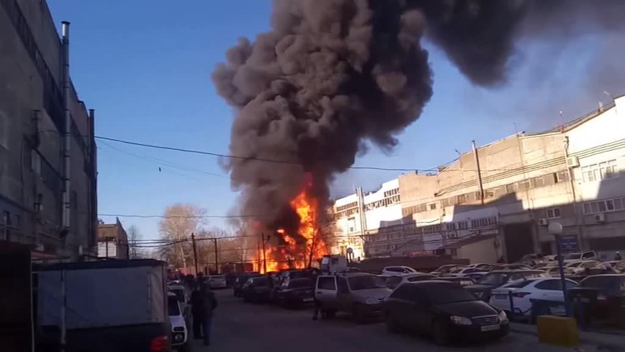 На заводе в Рязани загорелся цех по производству жидкости для розжига