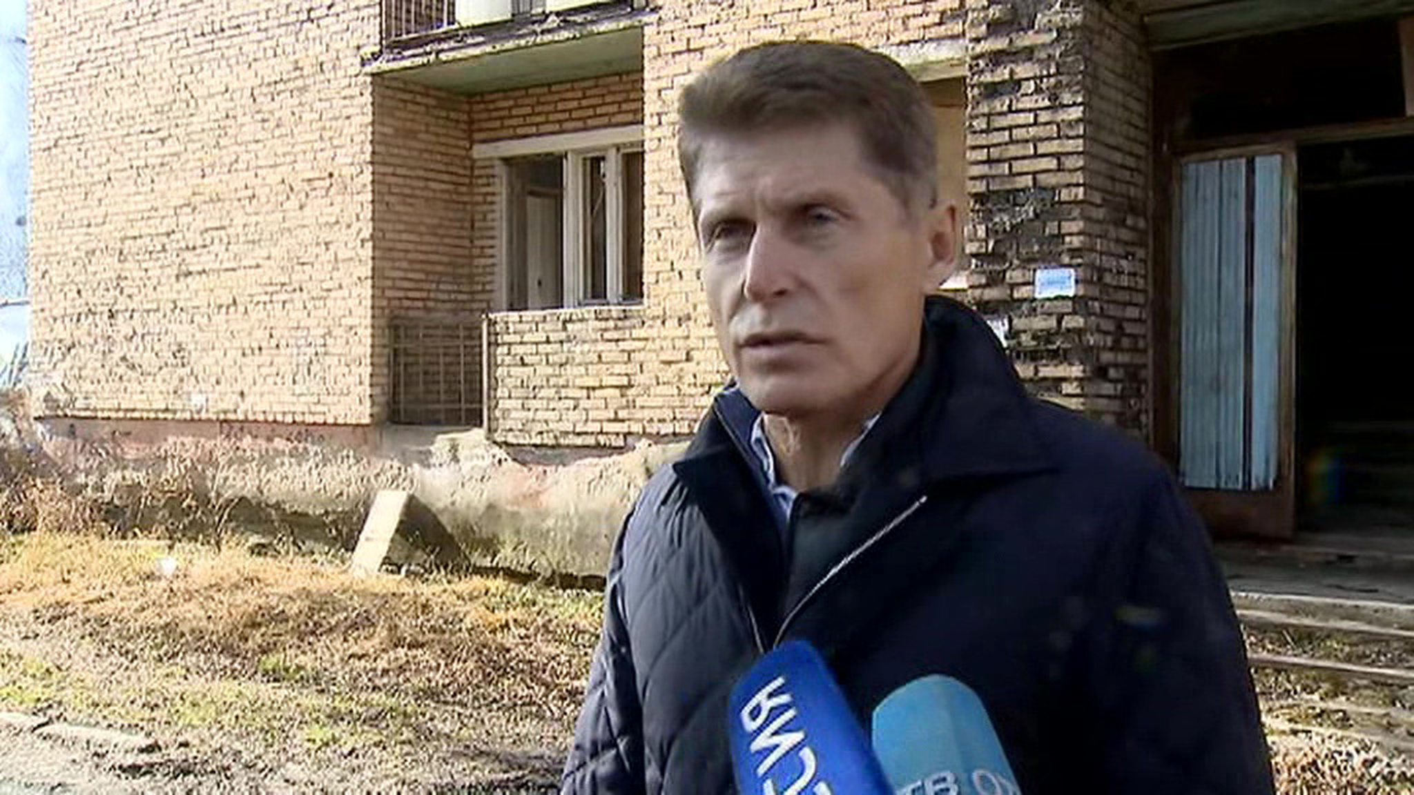 Олег Кожемяко встретился с жильцами аварийного общежития