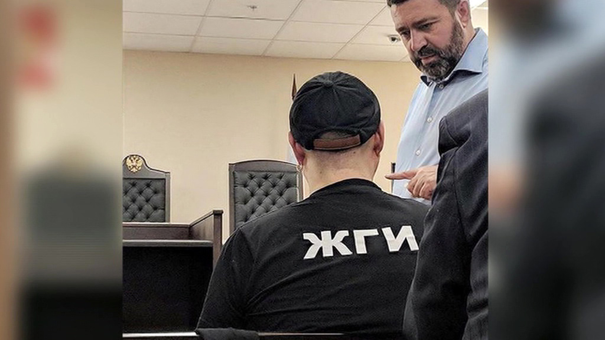 Серебренников на заседания суда является с новыми цитатами на майке