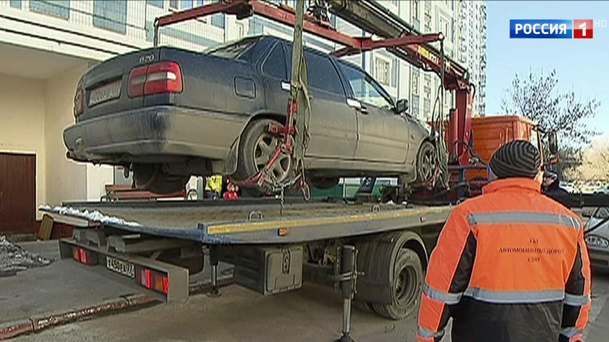 Эвакуаторы увезли на штрафстоянку машину с 6-месячным ребенком