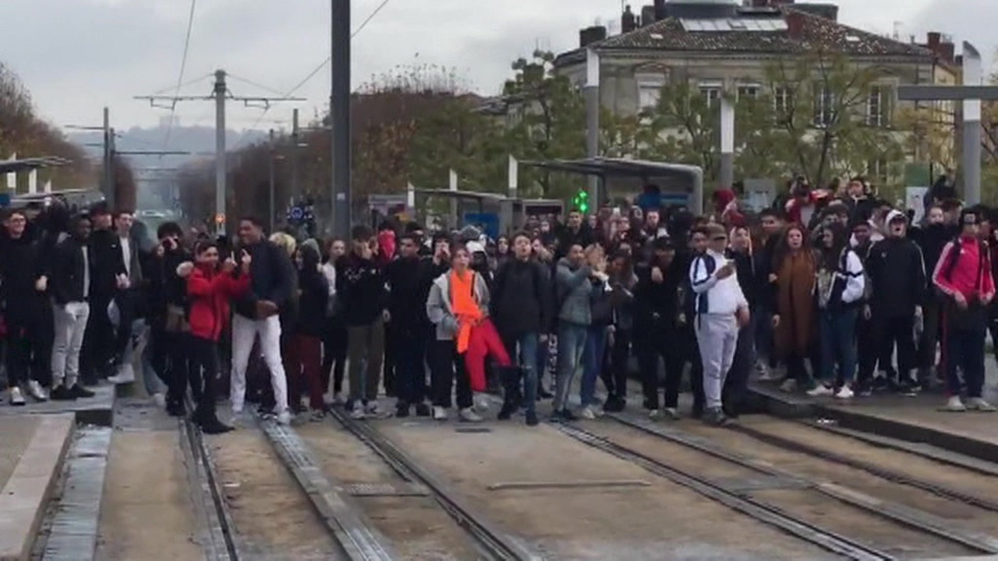 Протестующие французские старшеклассники подожгли здание школы в Тулузе. Видео