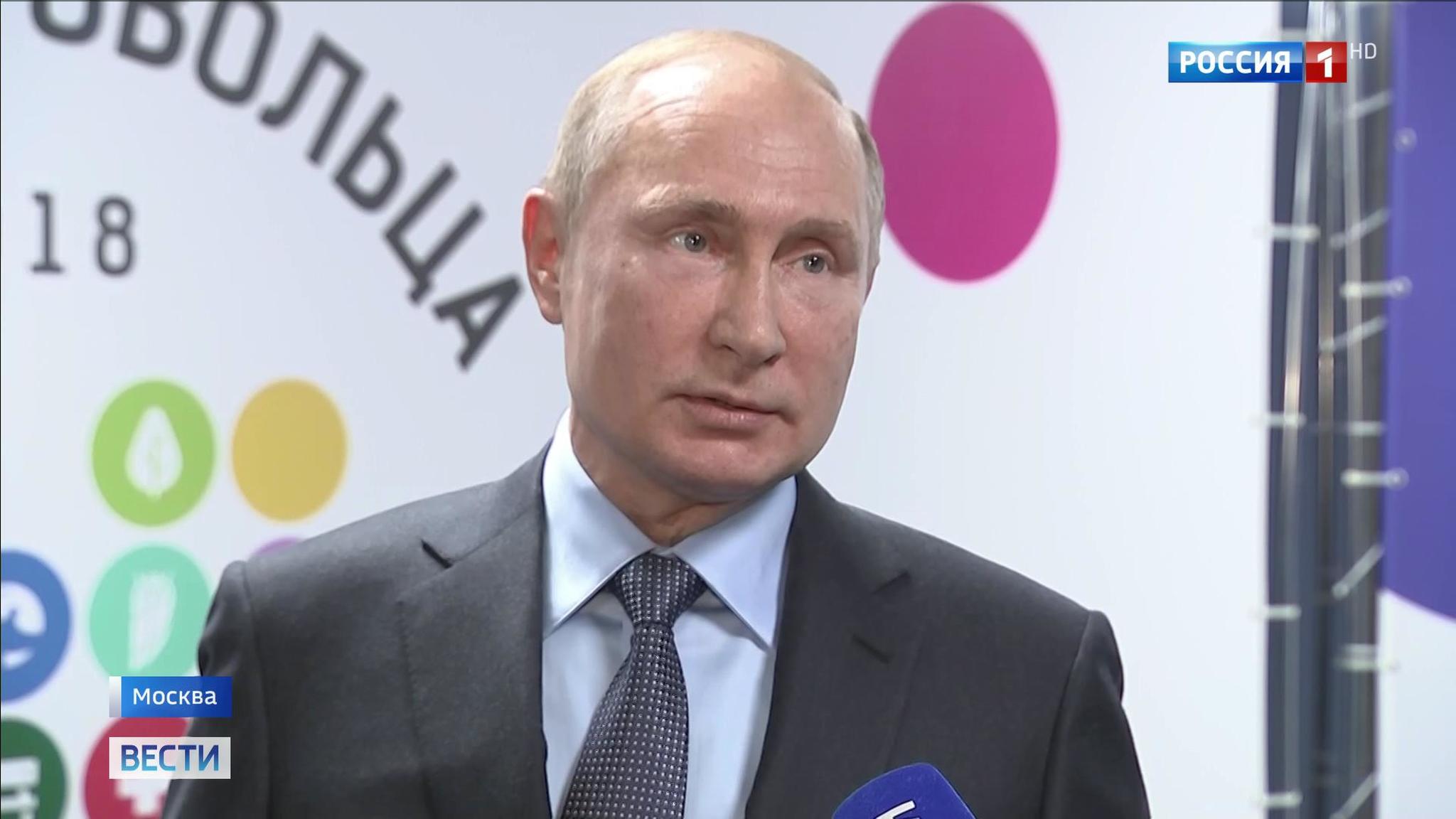 Путин объяснил, почему не отвечает на звонки Порошенко