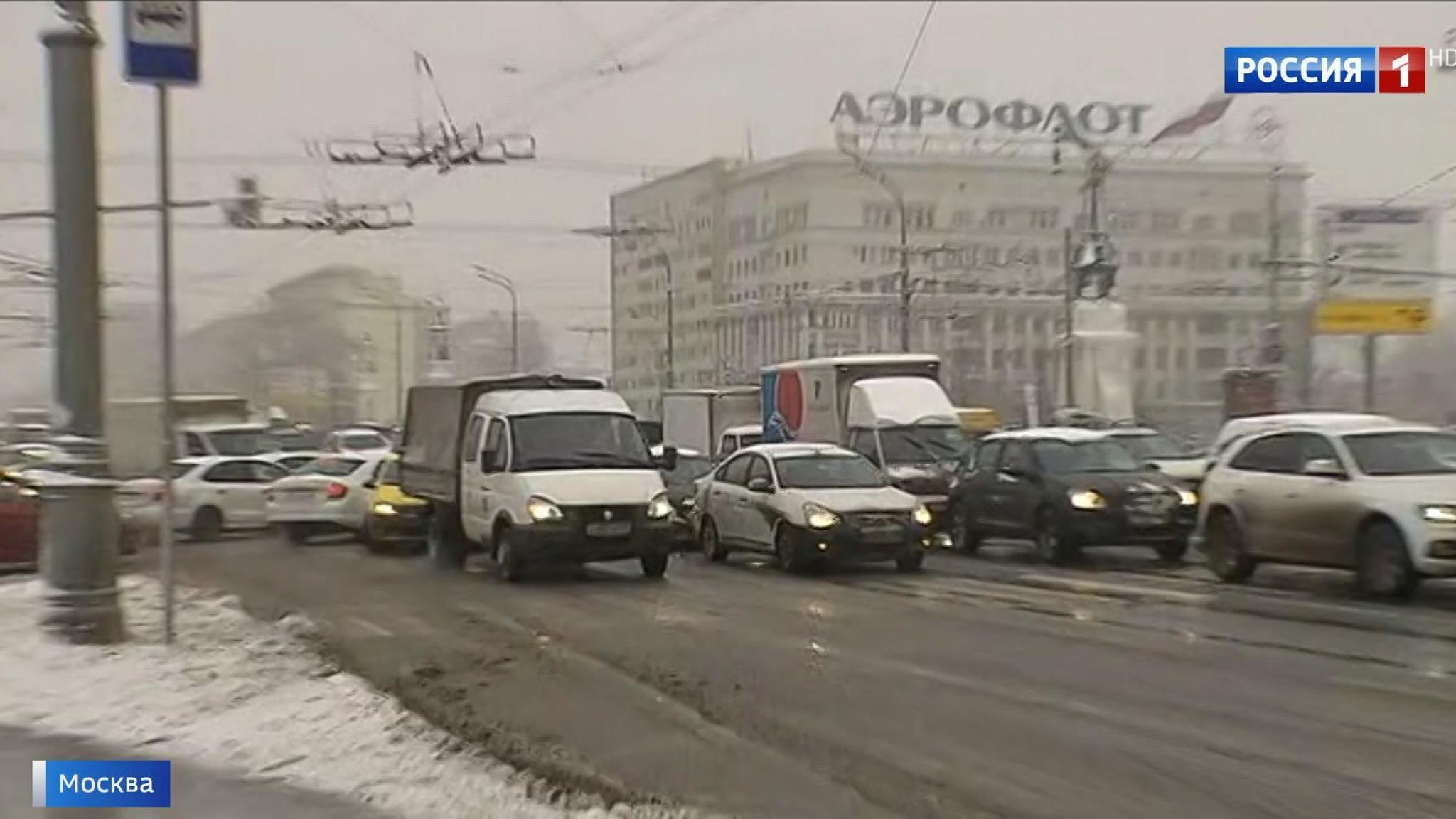 Снегопад в Москве спровоцировал огромные пробки и множество аварий
