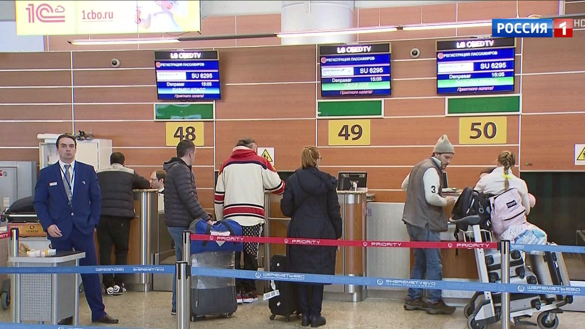Из-за снегопада в московских аэропортах задержали десятки рейсов