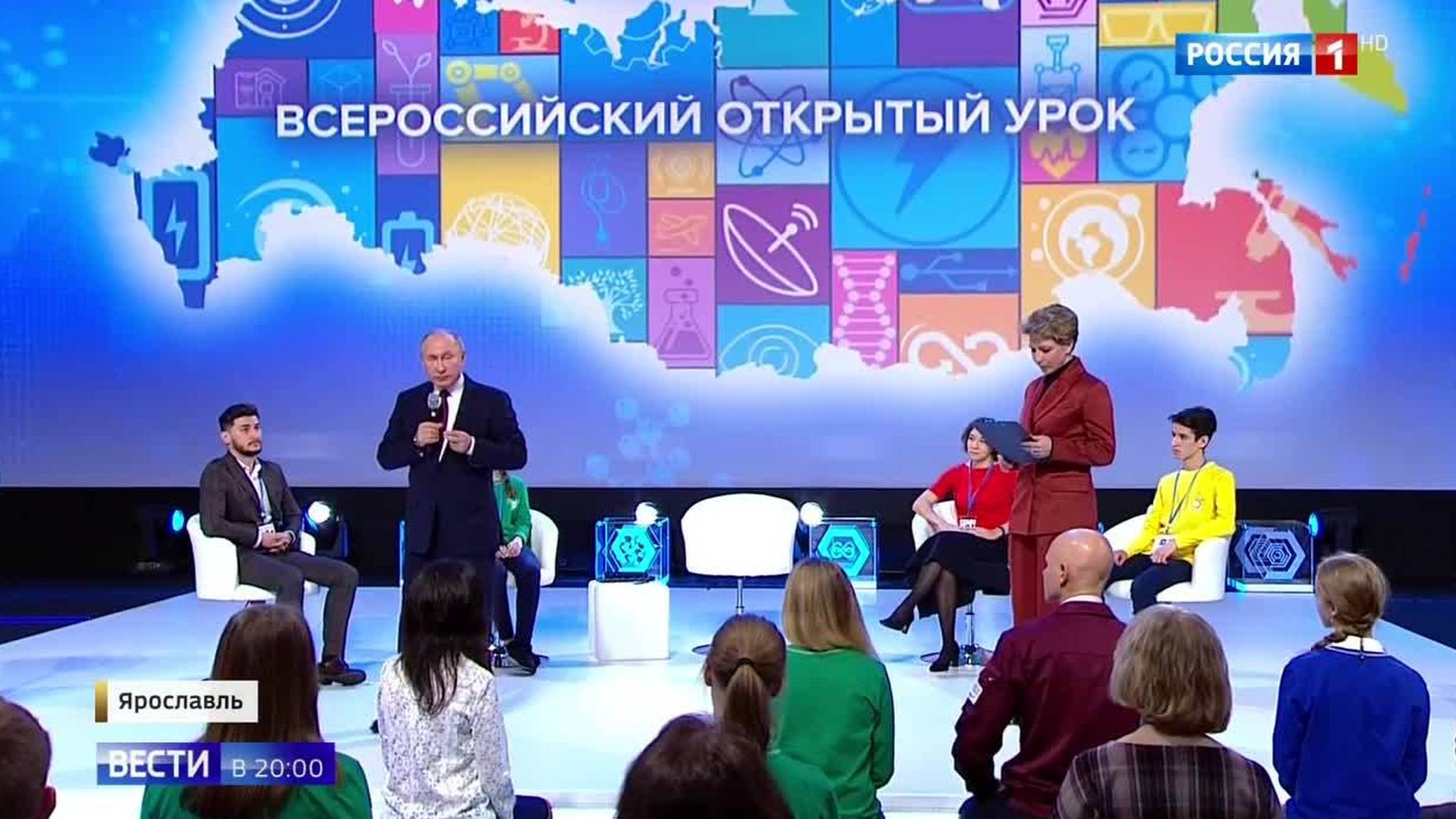 На открытом уроке форума "Проектория" Путин процитировал "Интернационал"