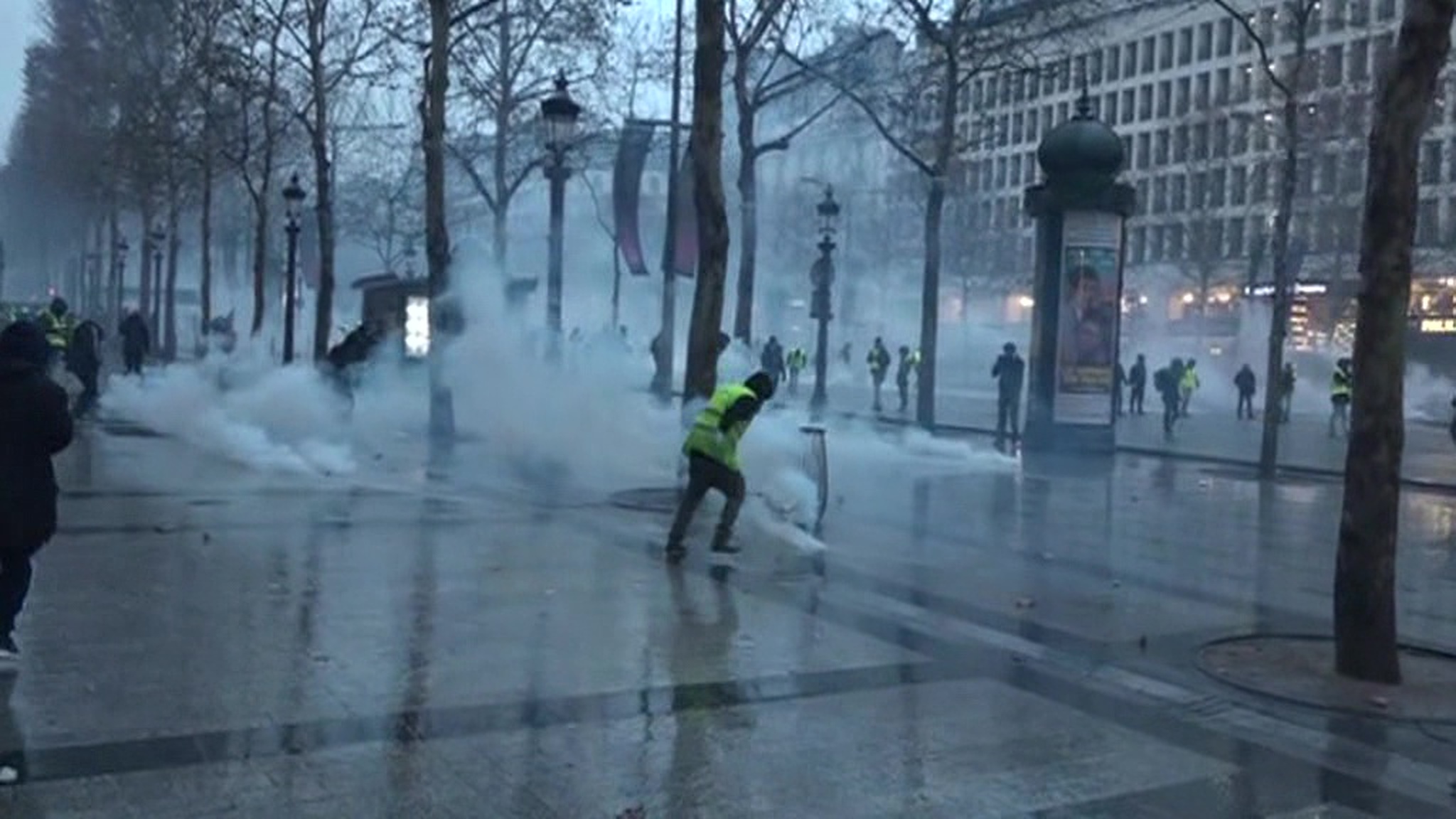 Во Франции вновь беспорядки
