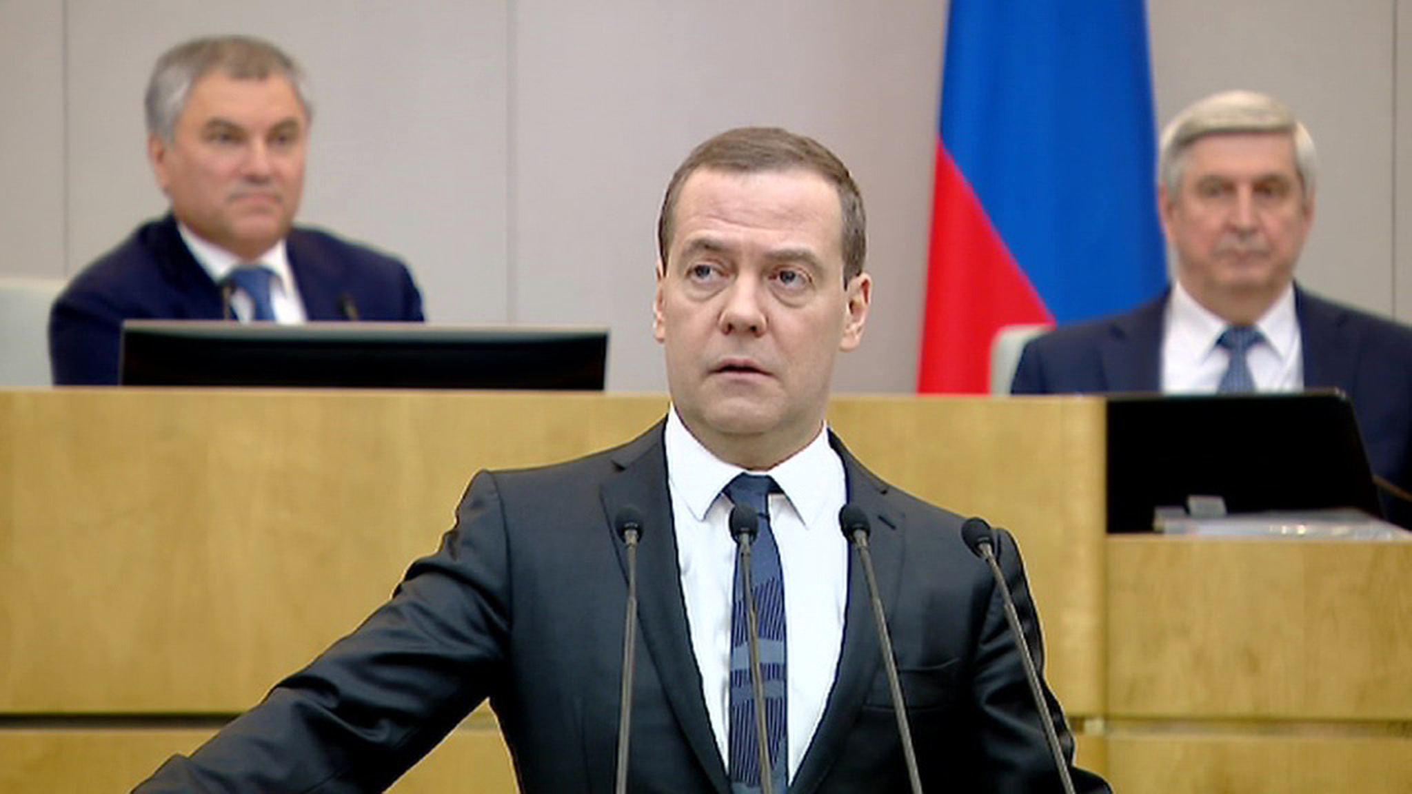 Дмитрий Медведев вручил награды правительства депутатам