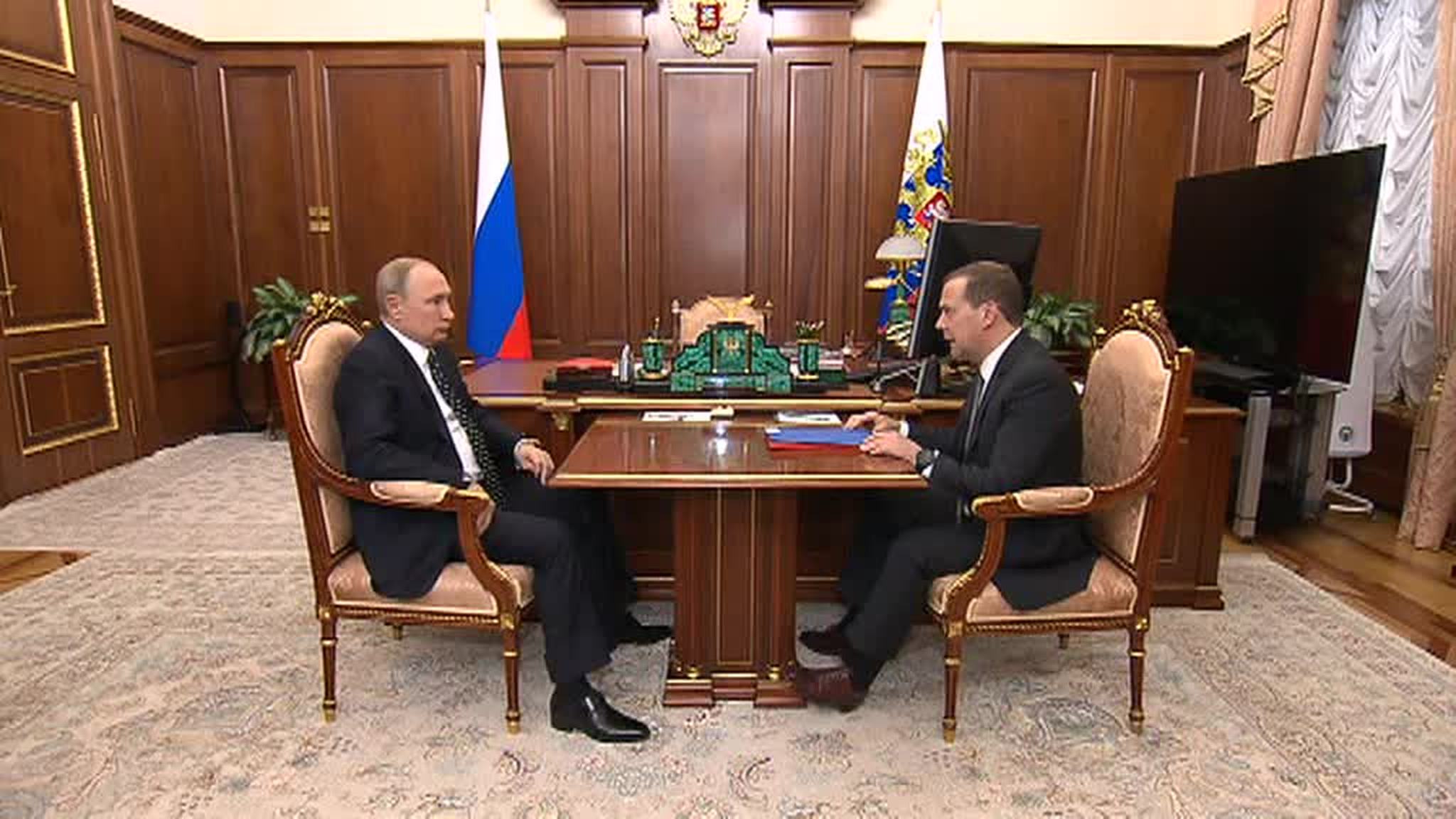 Путин поручил Медведеву контролировать выполнение нацпроектов на местах