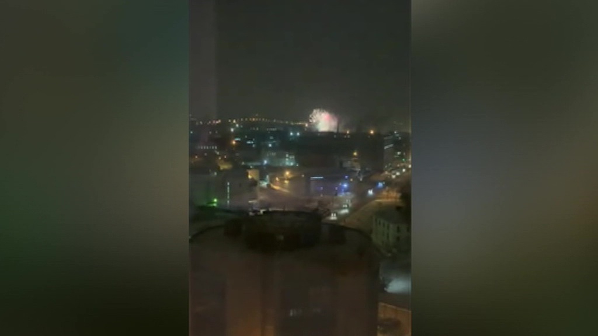 В Петербурге горит склад пиротехники