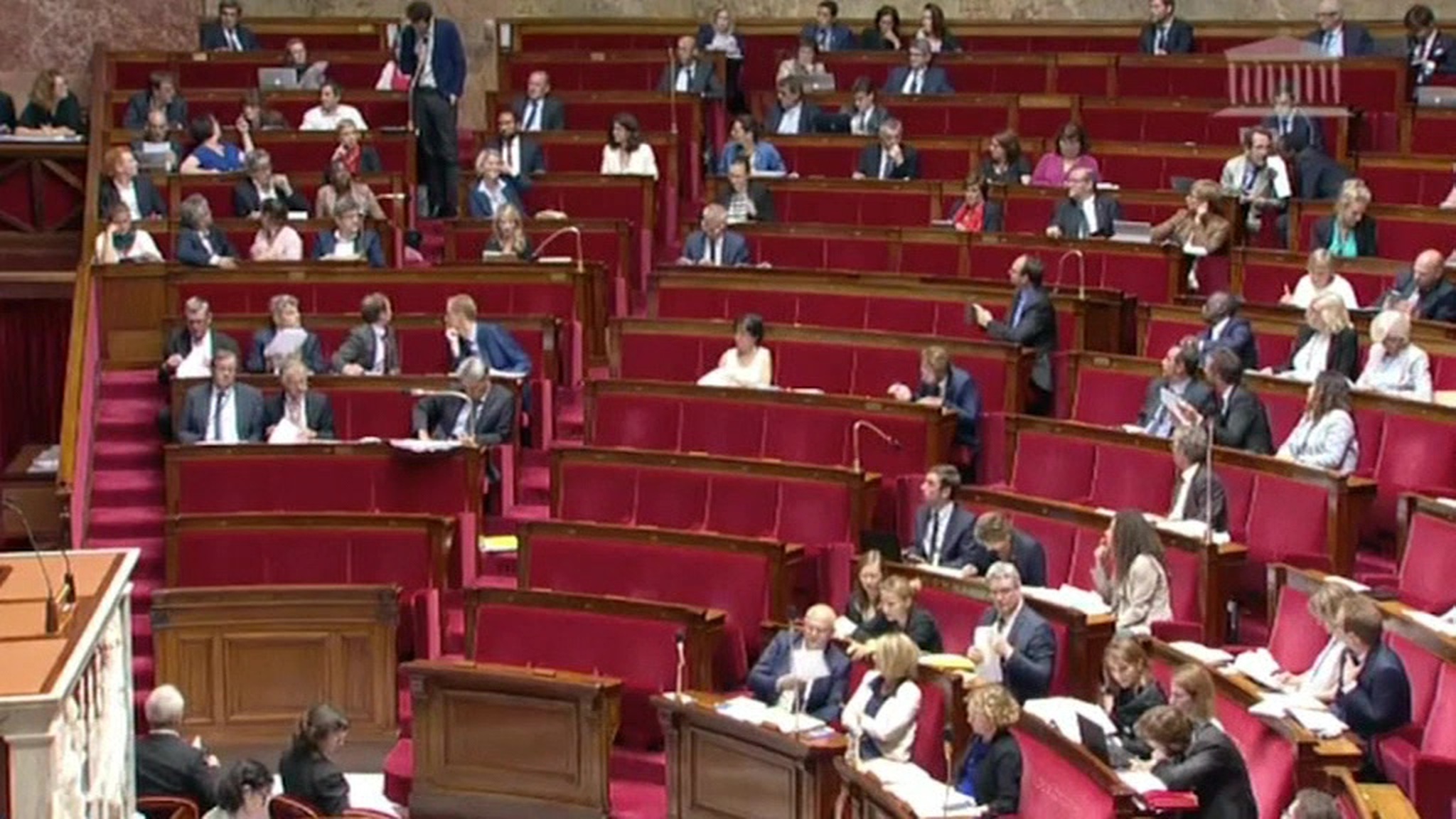 Во Франции принят законопроект по срочной экономической помощи населению