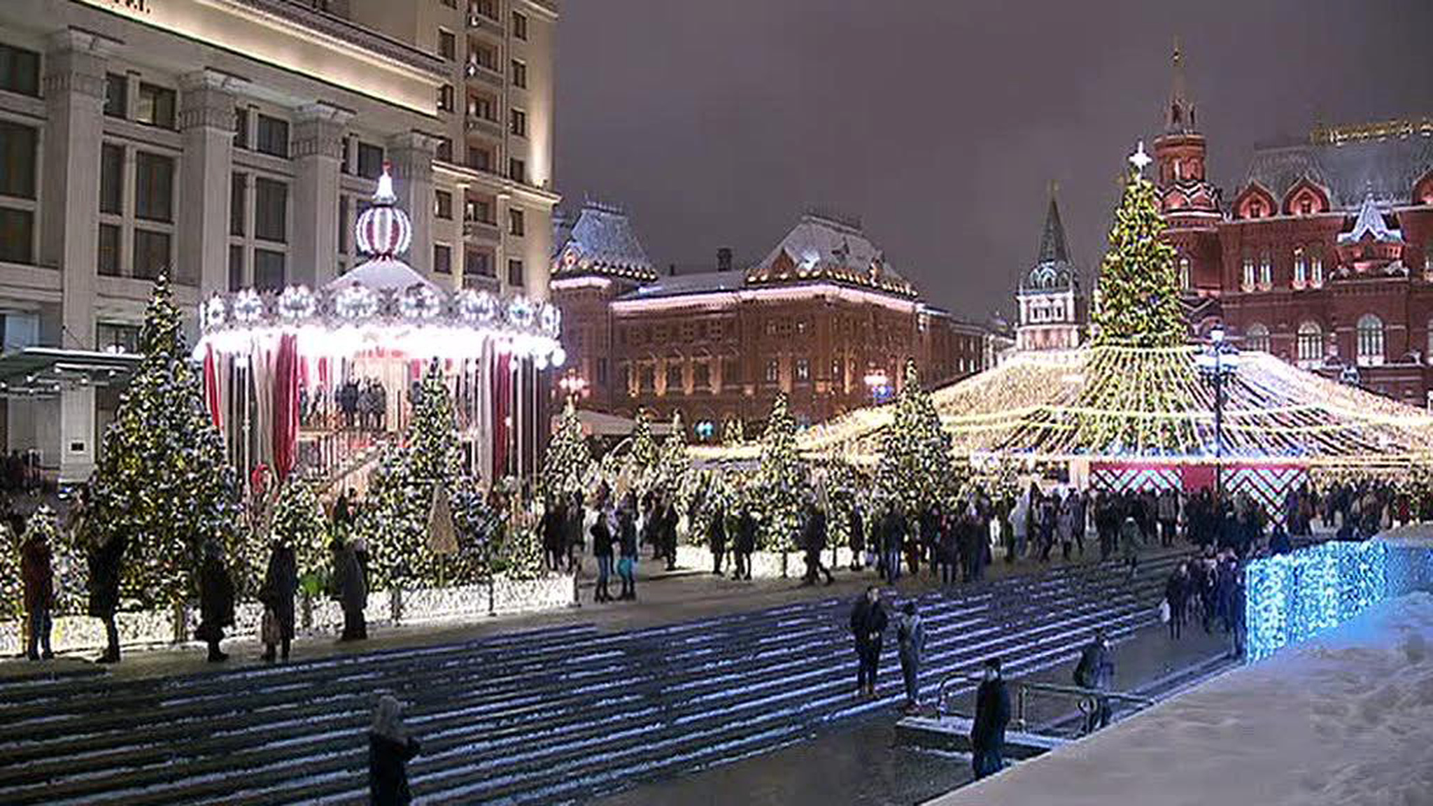 300 елок, километры гирлянд, ледовые шоу и ярмарки: чем удивит новогодняя Москва