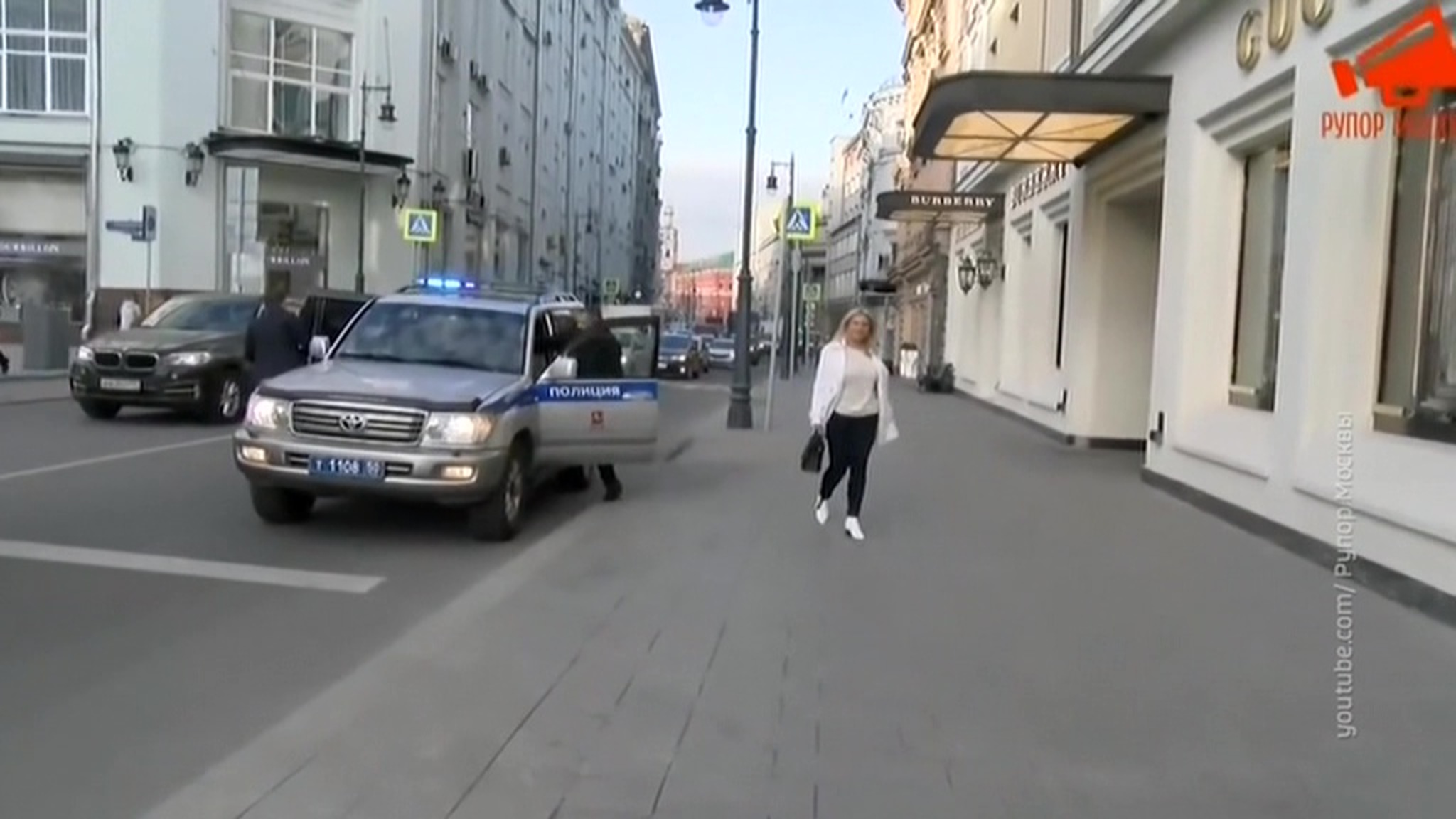 Уволен водитель, подвозивший девушек в бутик на полицейской машине
