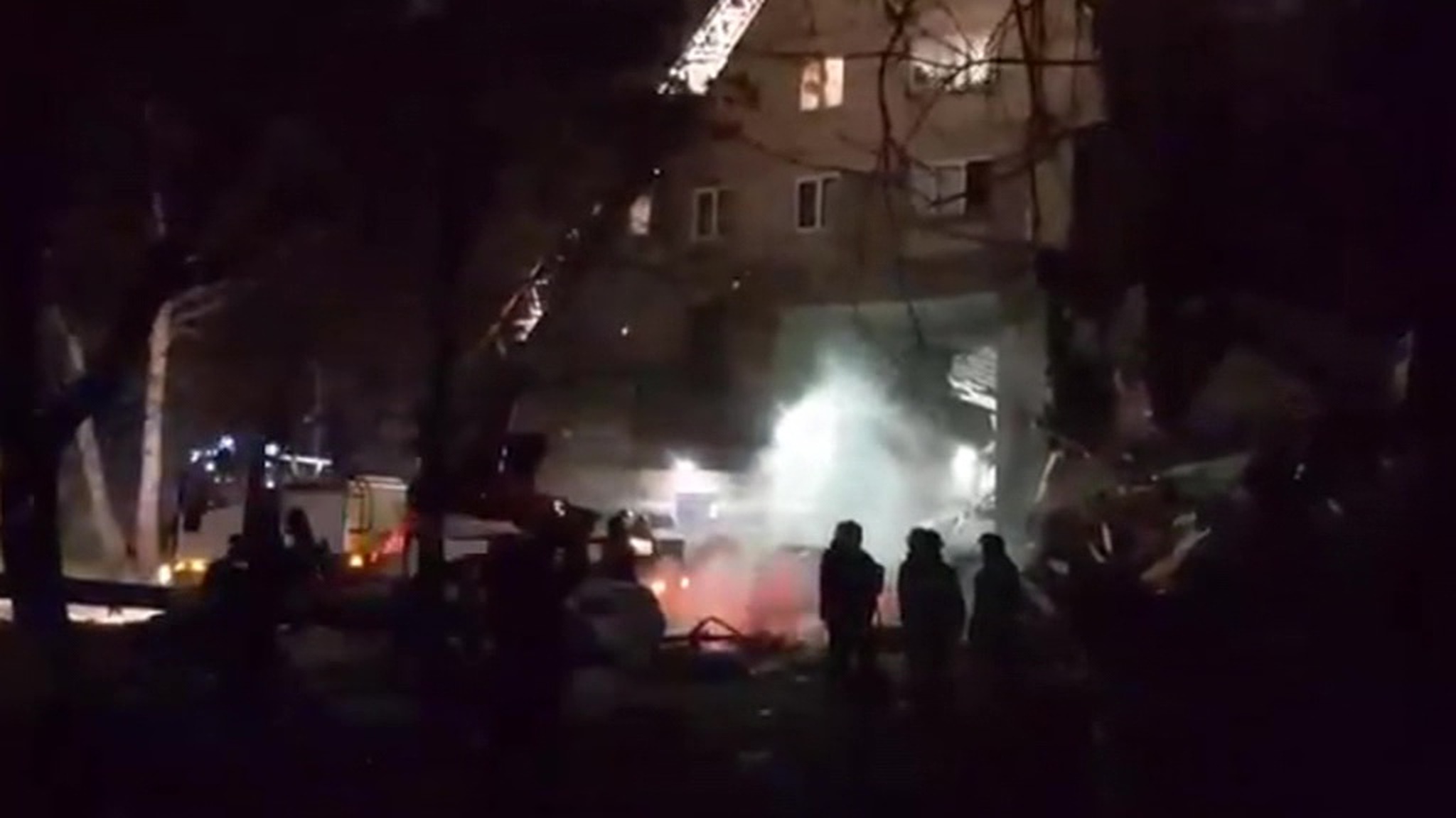 Взрыв газа в Магнитогорске: двое человек погибли, людей достают из-под завалов