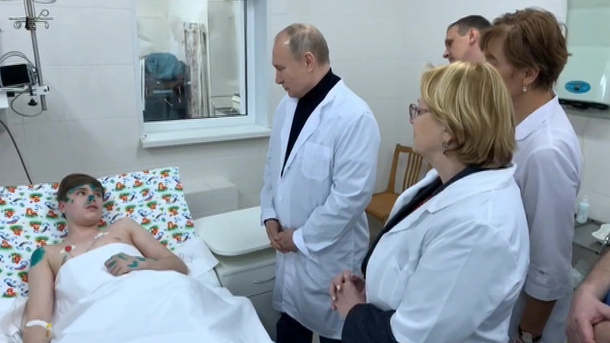 Путин пообщался с ранеными при взрыве в Магнитогорске