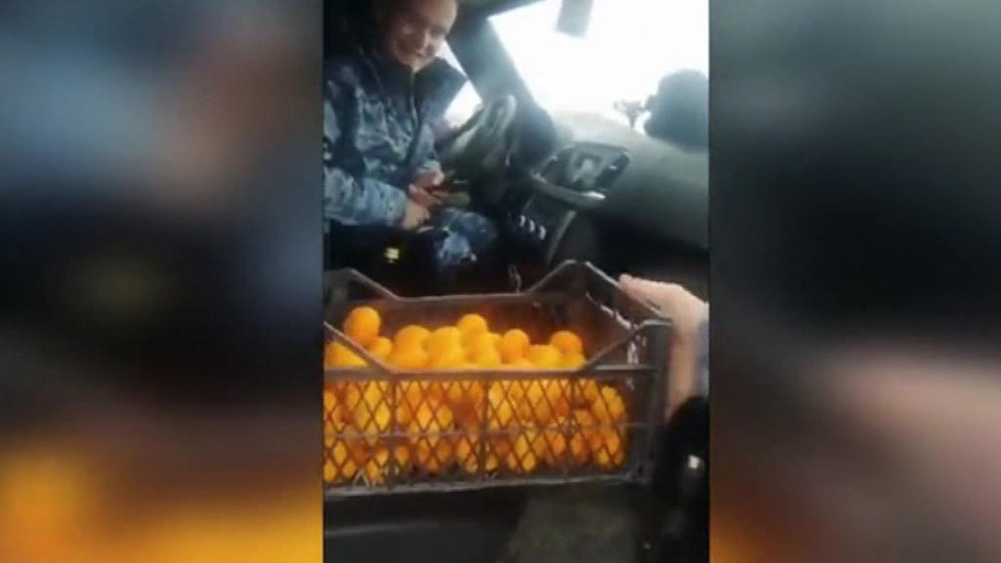 Группа в полном обмундировании сопровождала ящик мандаринов: что осталось за кадром