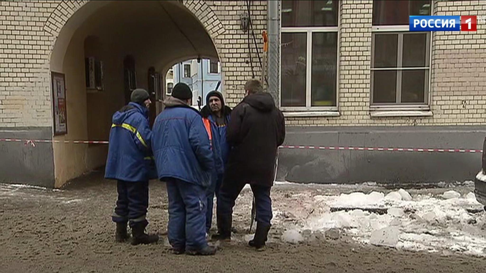 В центре Москвы на прохожего упала глыба льда
