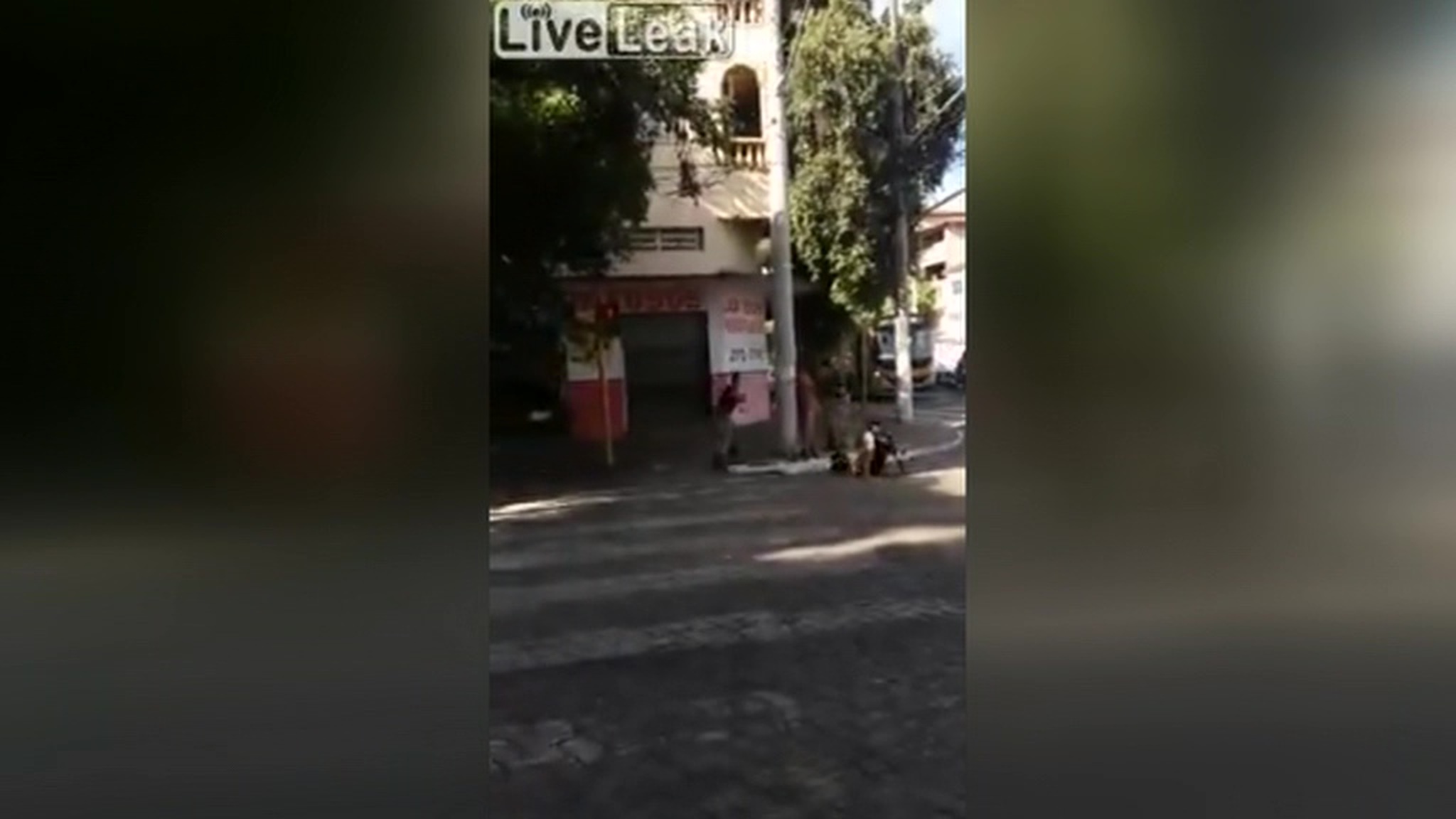 Голый бразилец избил полицейских