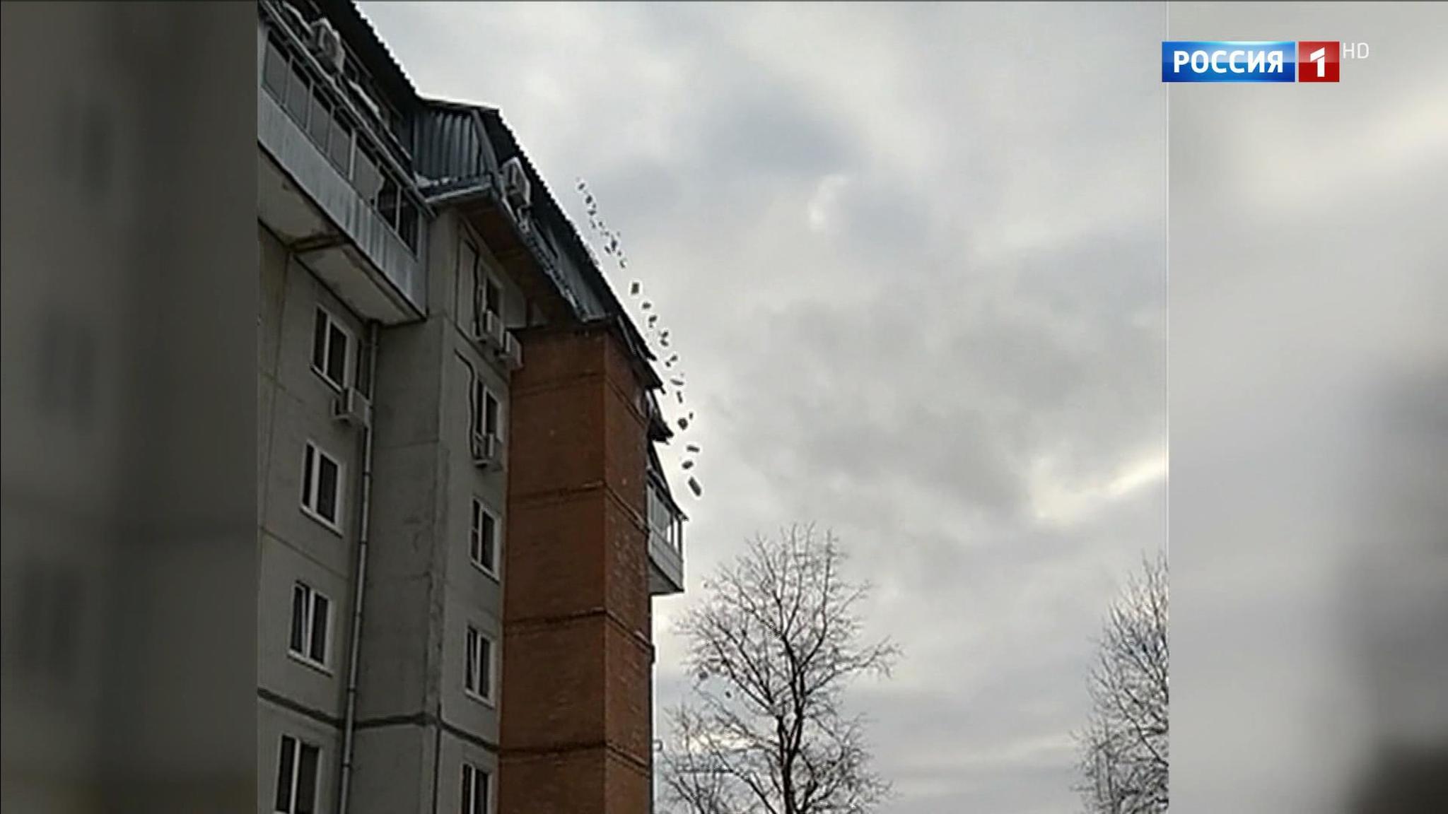 В Подмосковье снежная глыба чуть не убила женщину