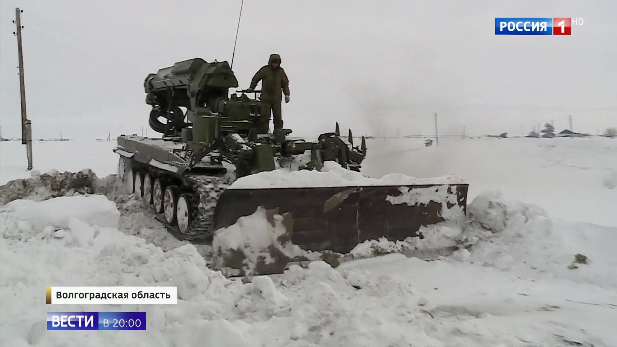 Разгул стихии: со снежными заносами на юге России воюет армия