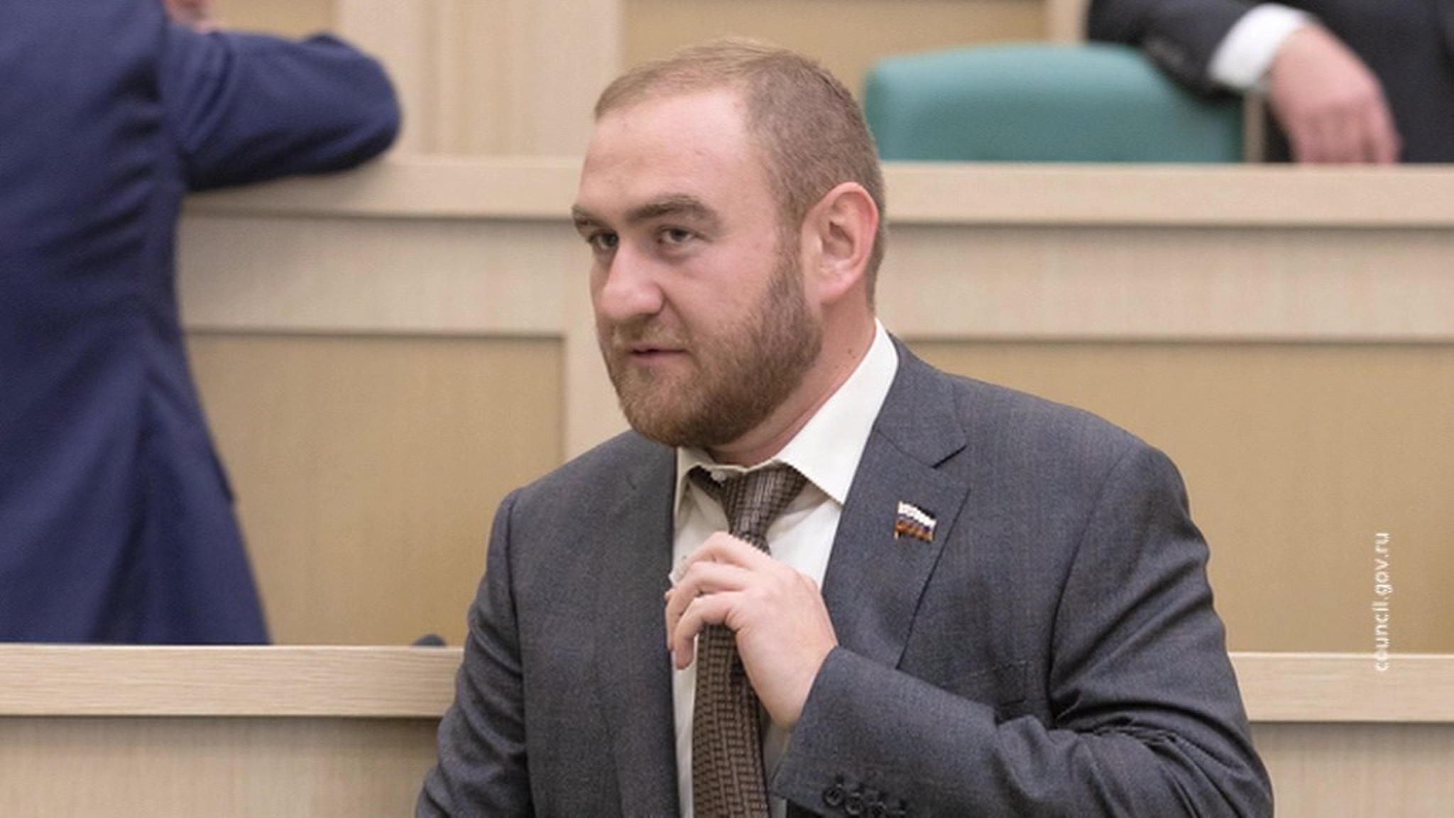 Сенатору Арашукову предъявлено обвинение по трем статьям УК РФ