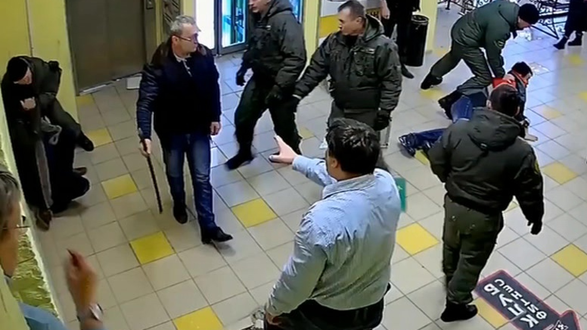 В ТЦ Екатеринбурга охранники избили бизнесмена