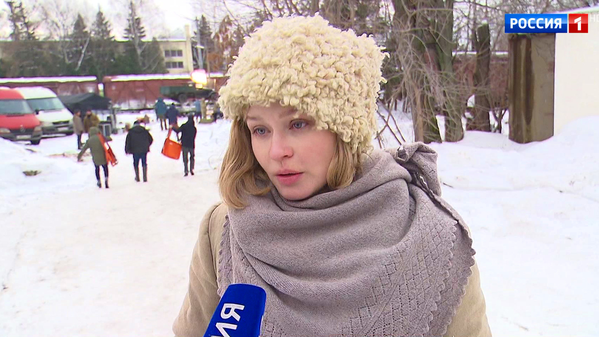 Пересильд в папахе, Хаматова в татарском платье и замотанный в шаль Маковецкий на съемках в Казани (сюжет программы "Вести")