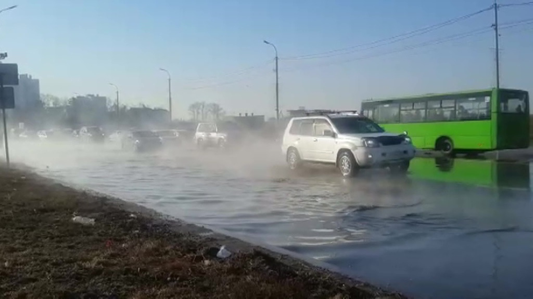 В Хабаровске из-за течи в коллекторе прорвало канализацию