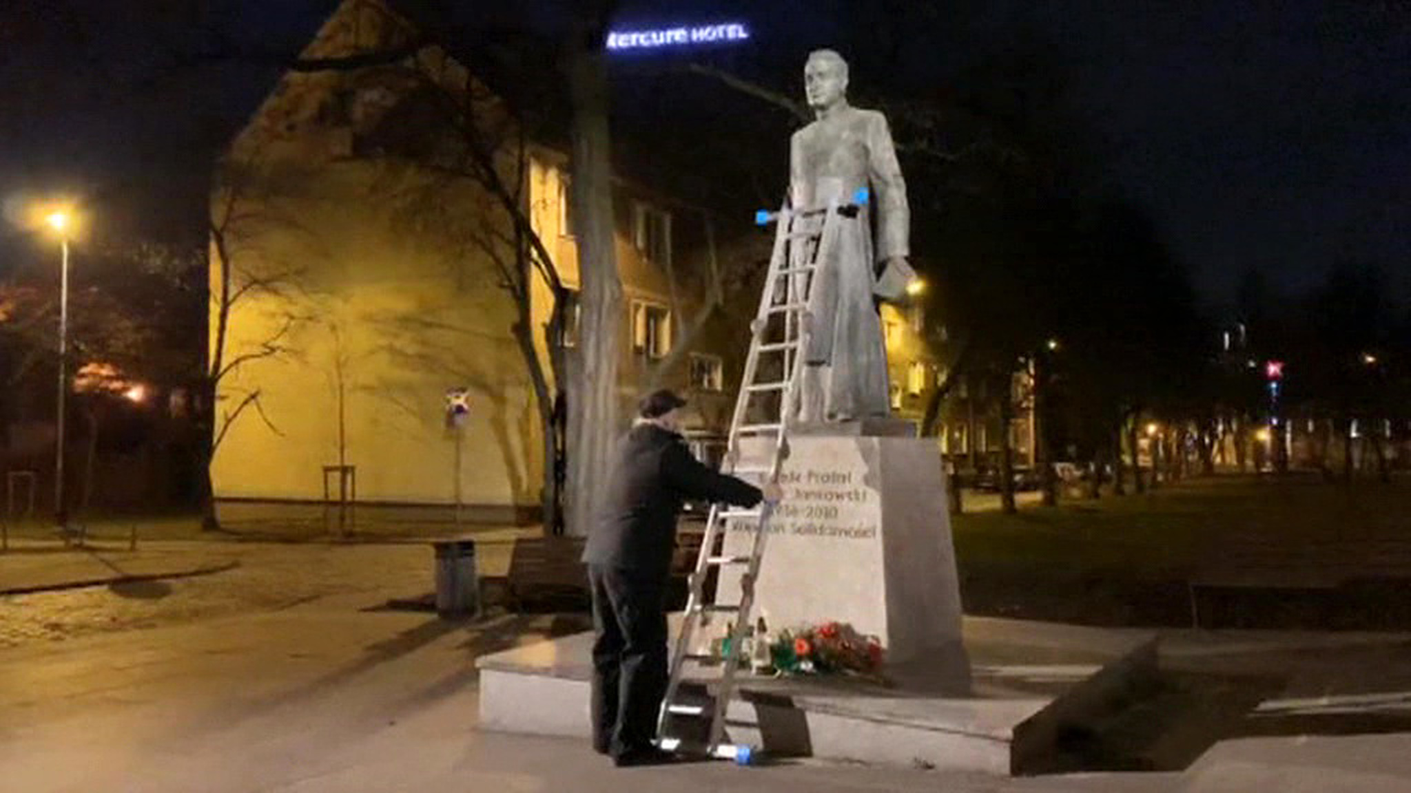 В Гданьске активисты опрокинули статую духовника одного из экс-президентов Польши