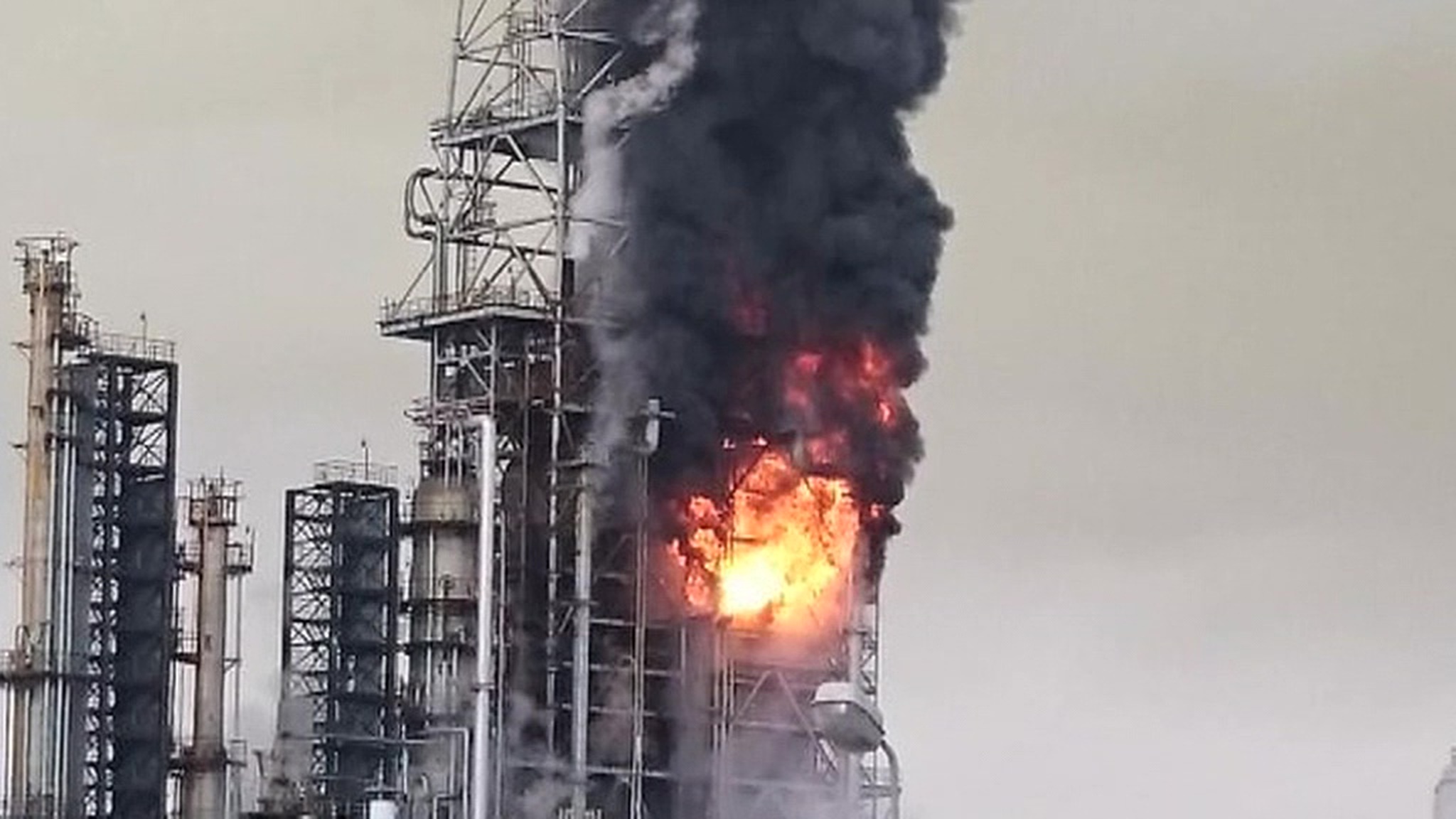 На нефтеперерабатывающем заводе на Сахалине произошел пожар