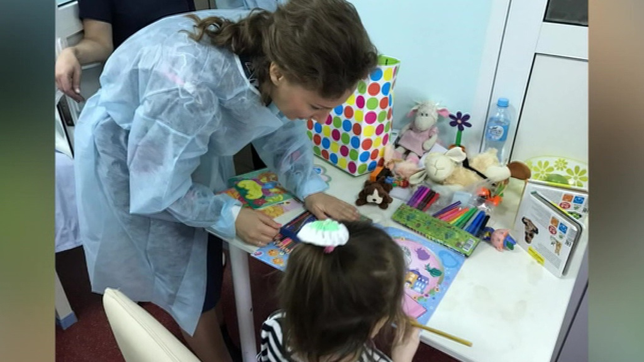 Анна Кузнецова посетила в больнице спасенную "девочку-маугли"