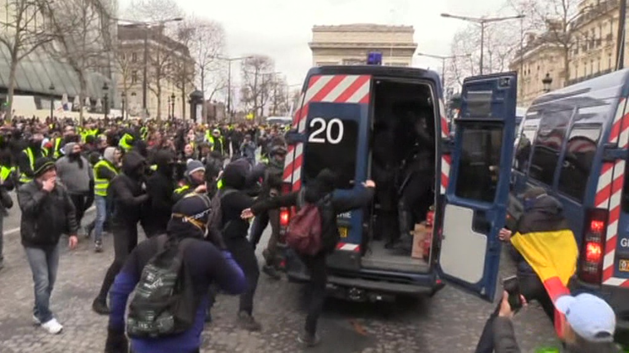 "Желтые жилеты" начали протестную акцию в центре Парижа