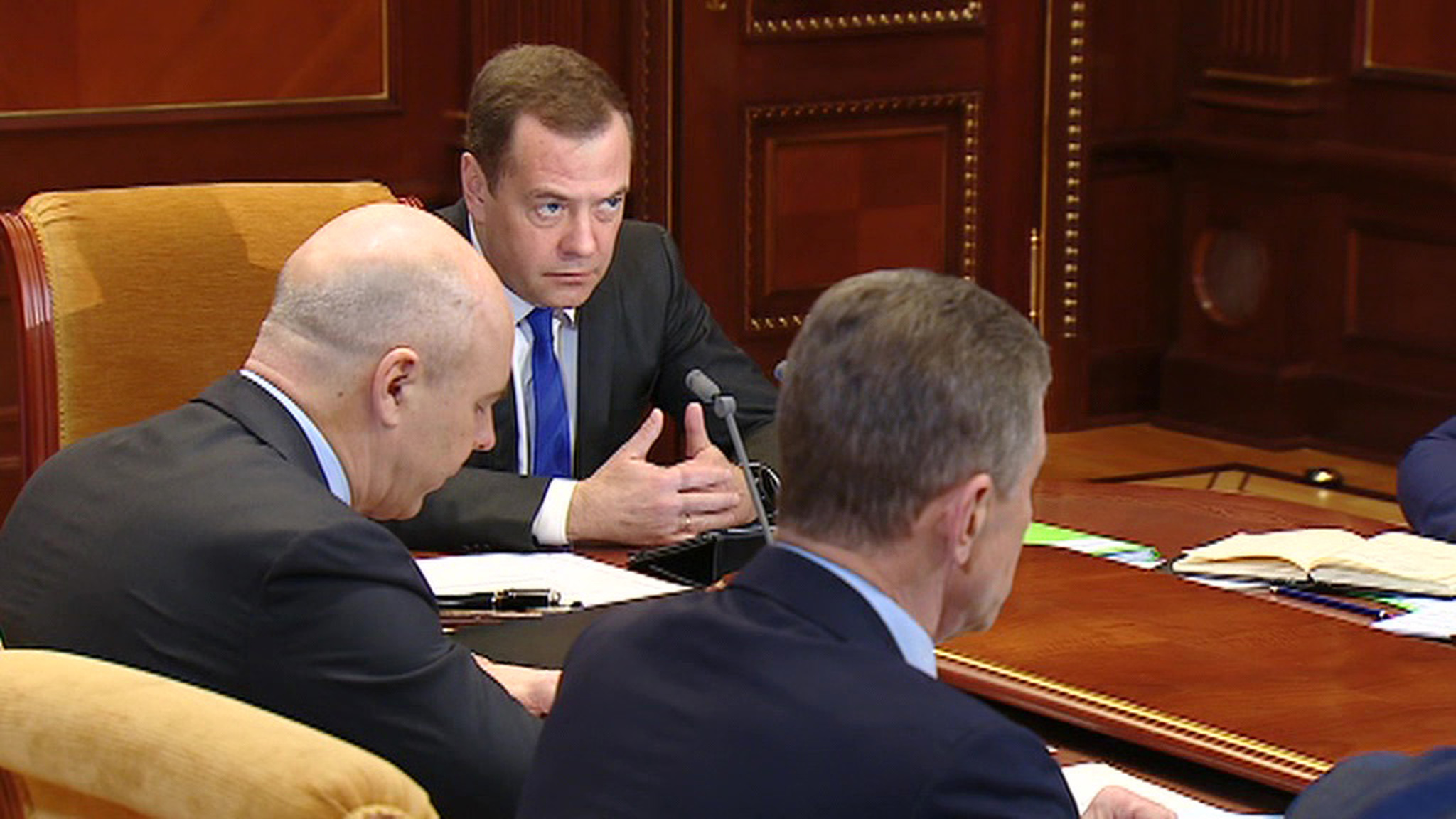 Медведев требует в кратчайшие сроки подготовить законопроект о защите капитала