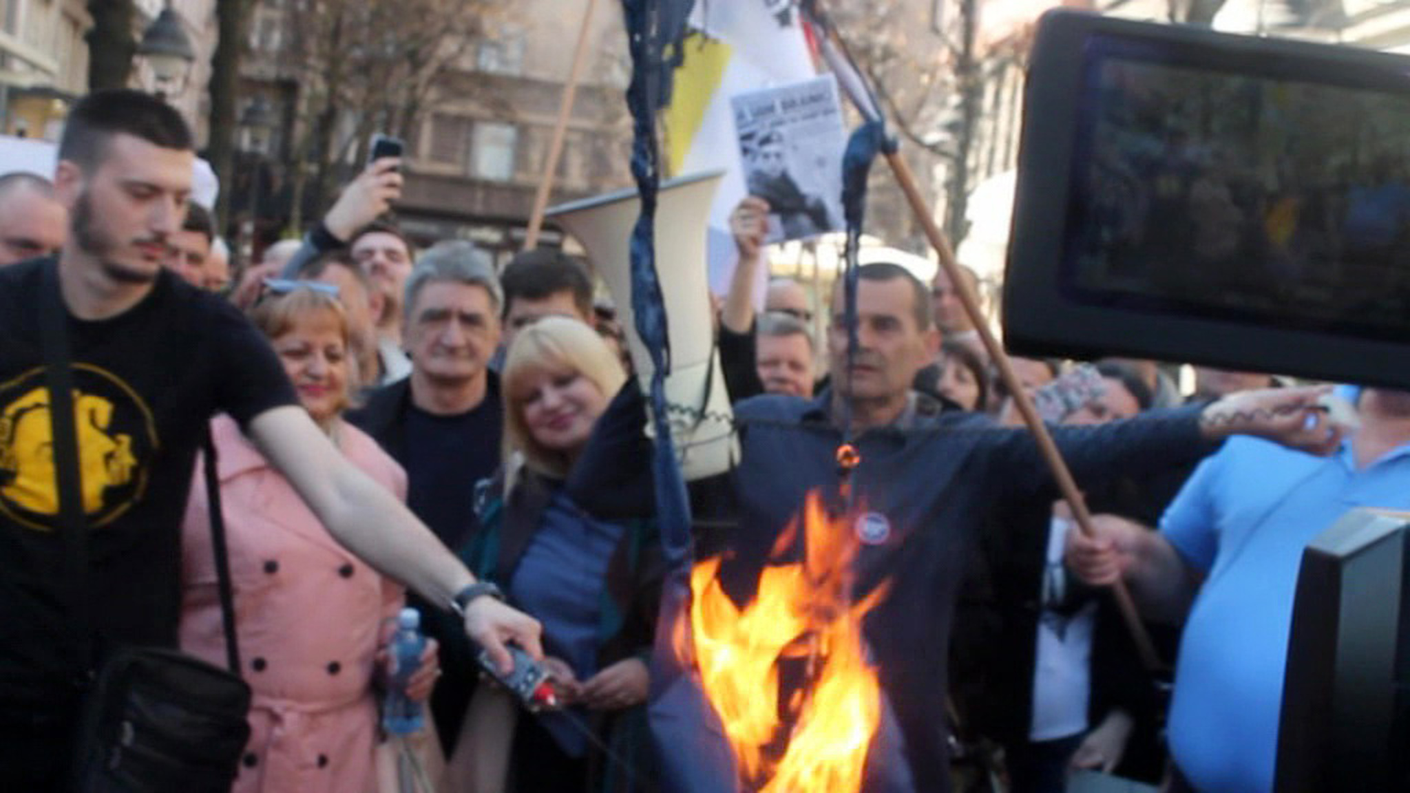 В центре Белграда жгут флаги Альянса и Евросоюза