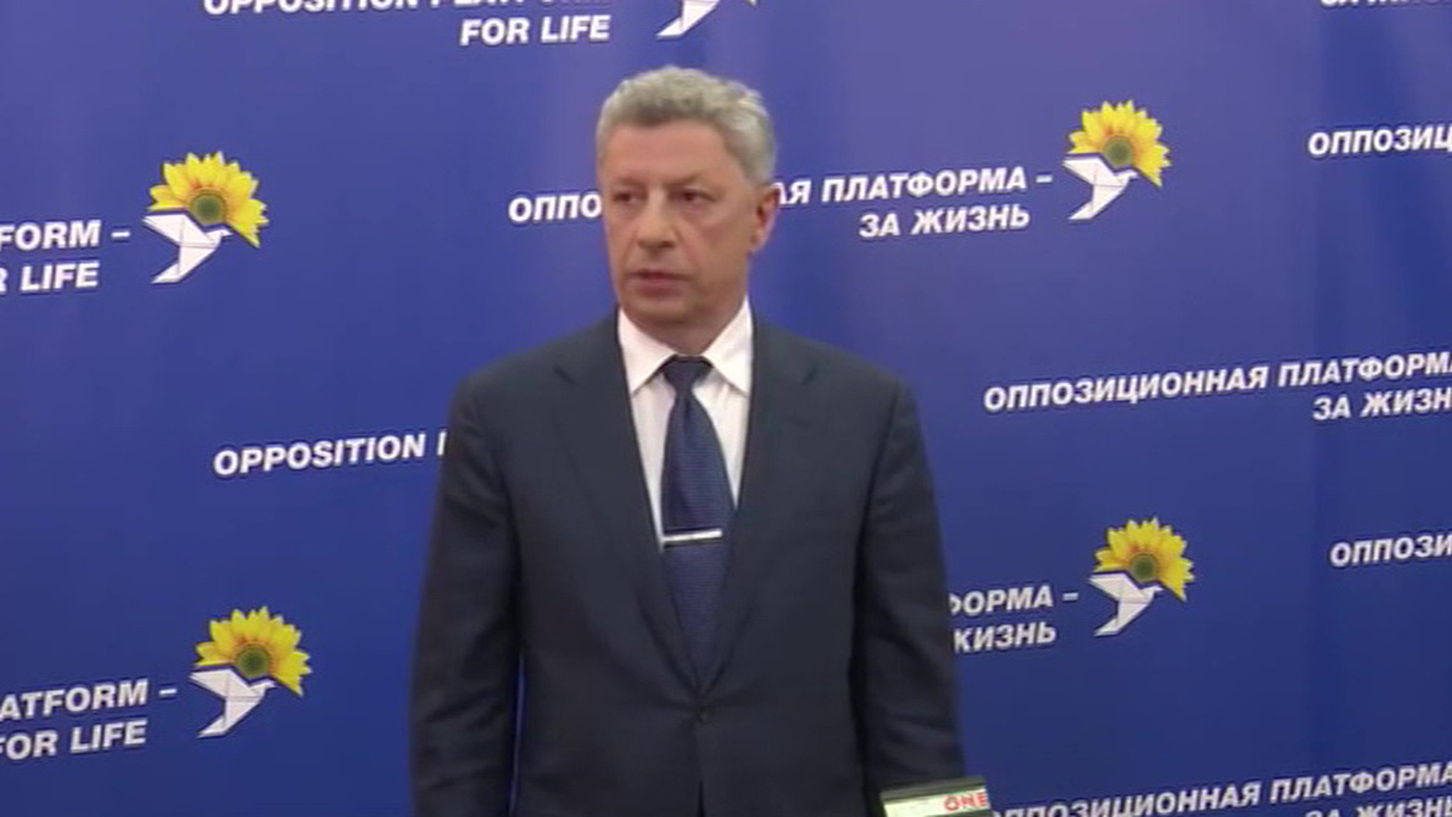 Националисты, требовавшие ареста Медведчука за визит в Россию, атаковали его дом