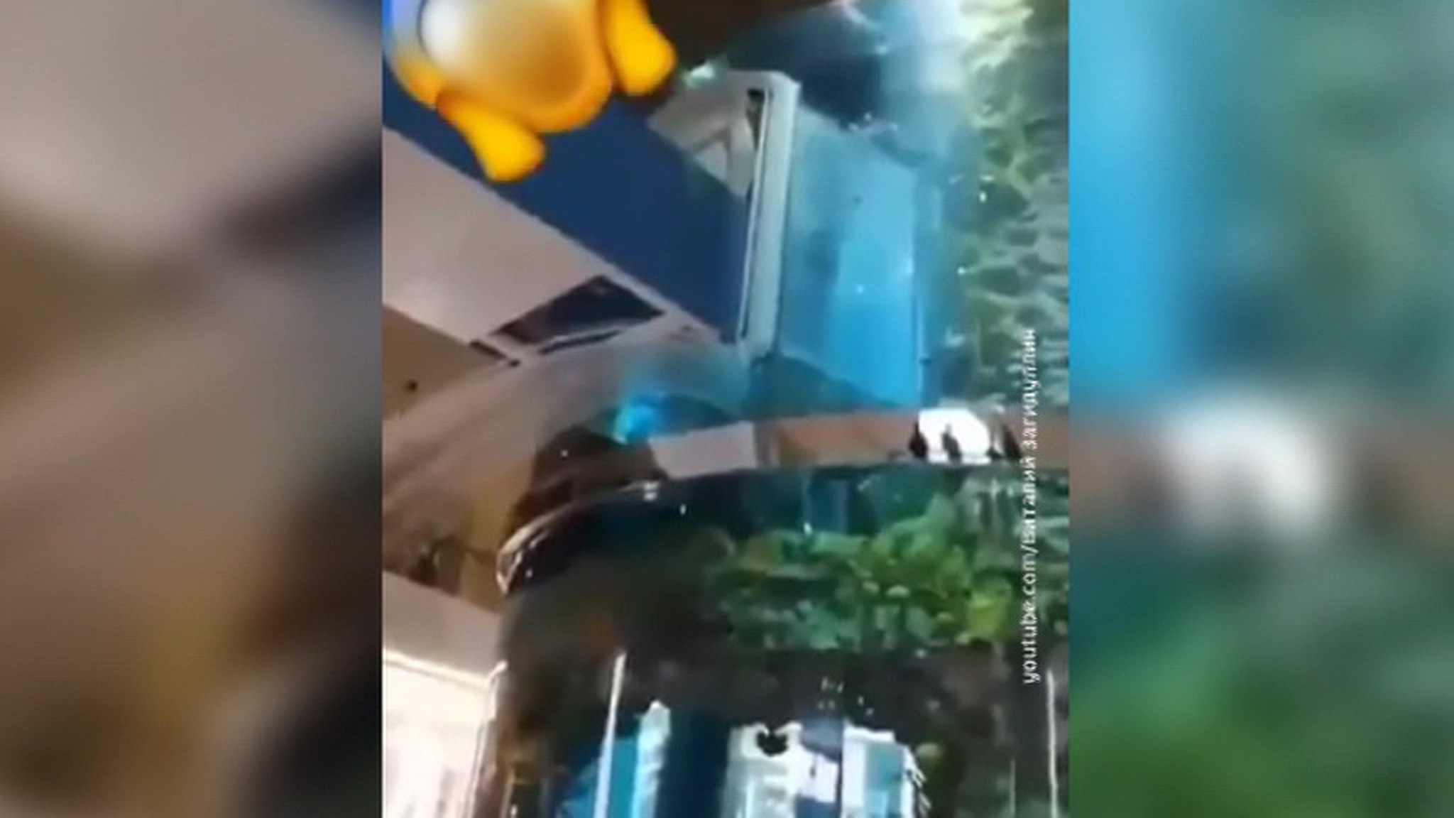 "Воду черпают из эскалатора": гигантский аквариум протек в московском ТРЦ