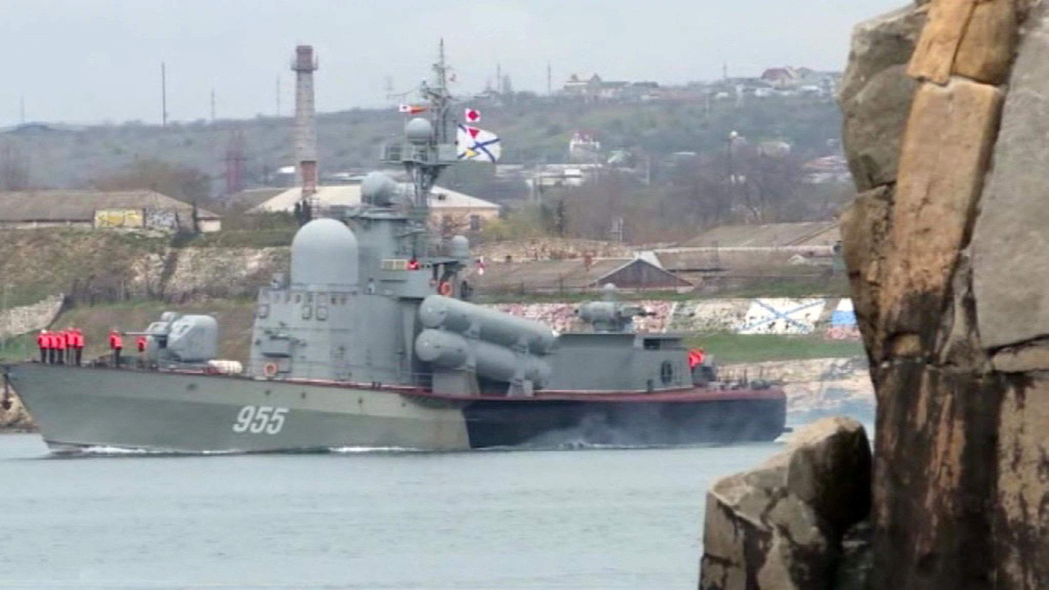 В Крыму и акватории Черного моря проходят военные учения