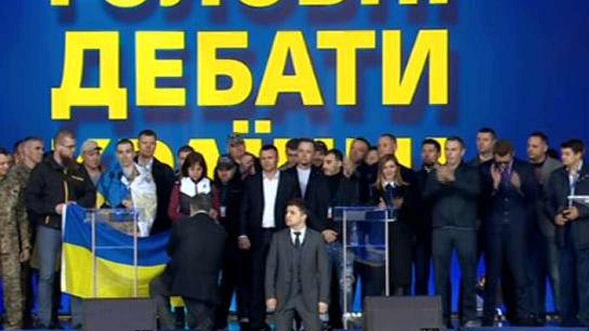Порошенко согласился отказаться от друга и вслед за Зеленским встал на колени