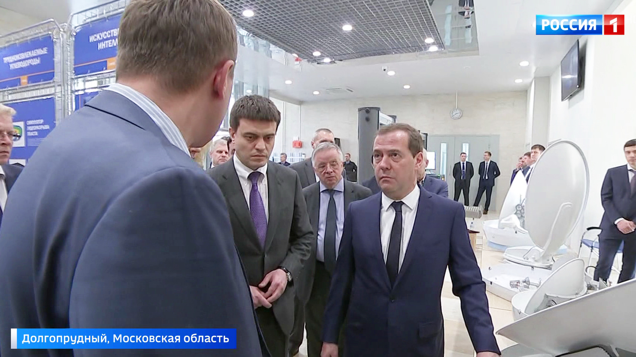 Премьер Медведев пообщался с молодыми учеными в МФТИ