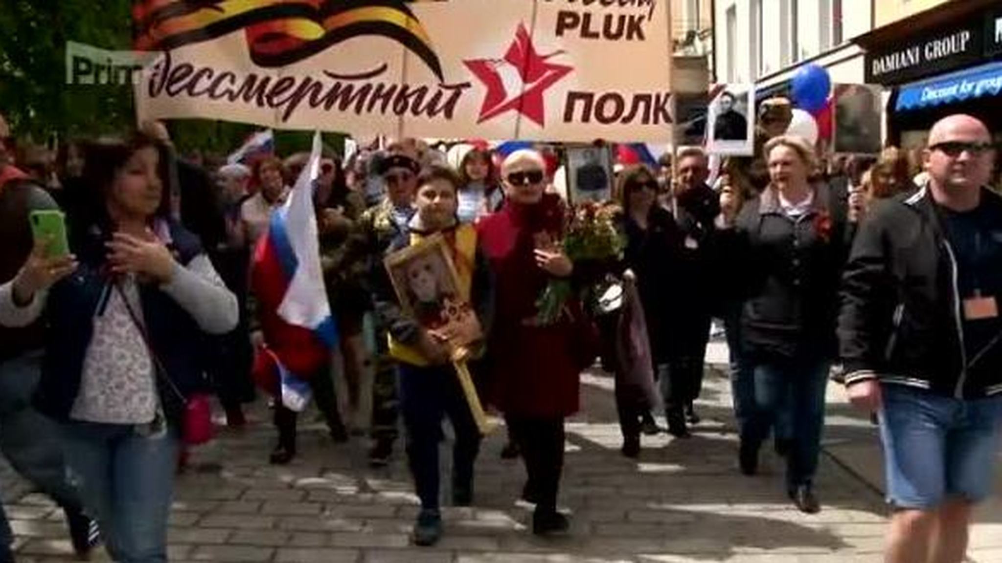 В Ханое более тысячи человек прошли в "Бессмертном полку"