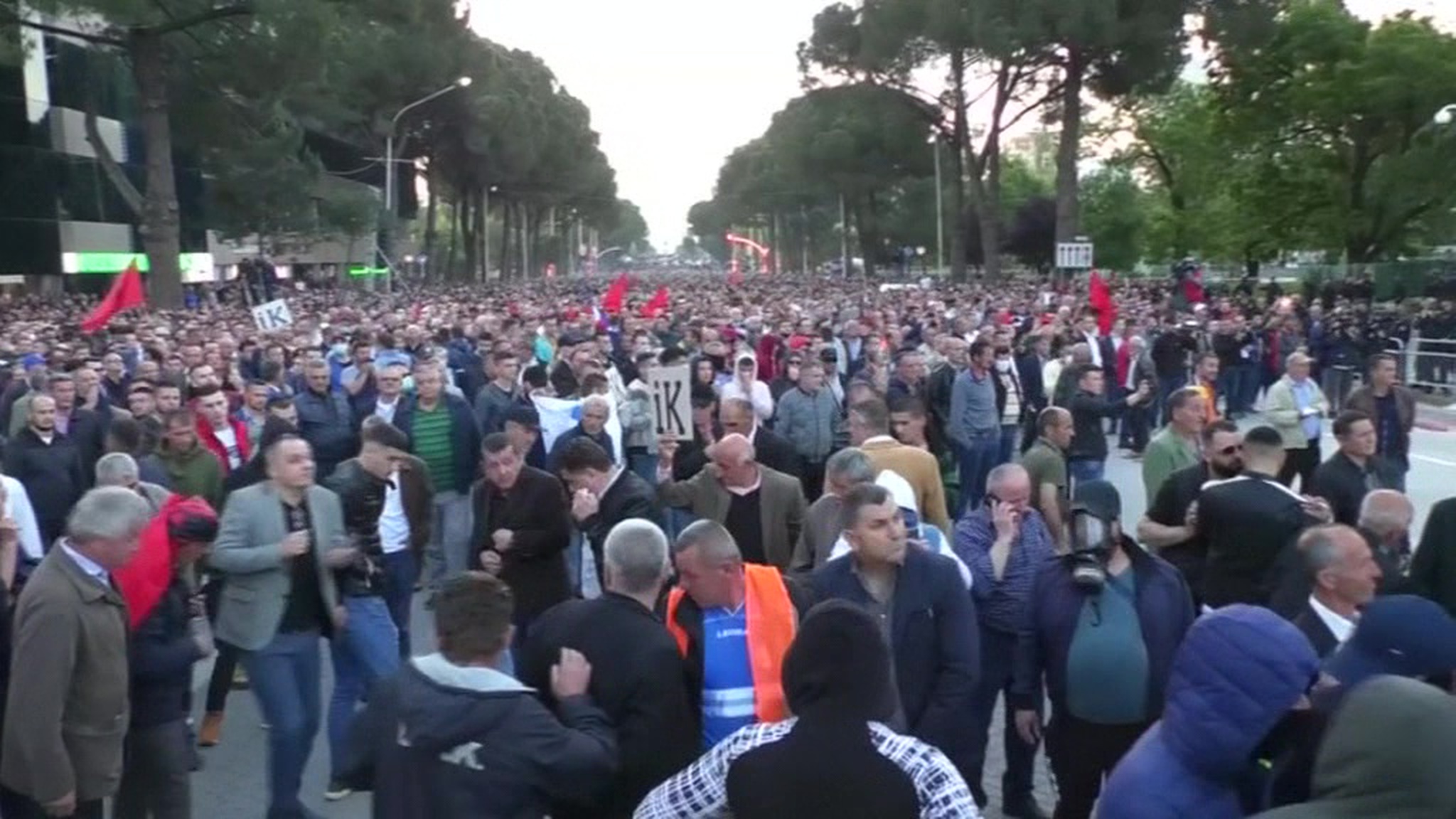 Протесты в Албании: демонстранты требуют смены власти