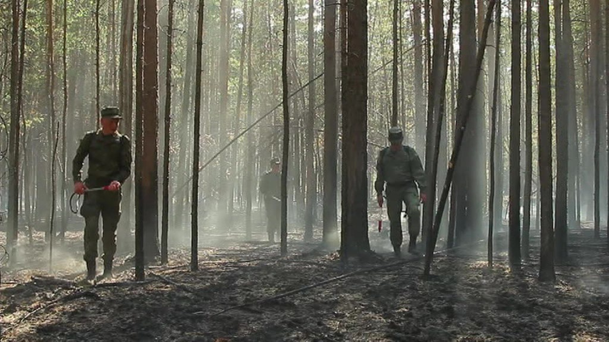 Военные Центрального военного округа помогают тушить пожары в Курганской области