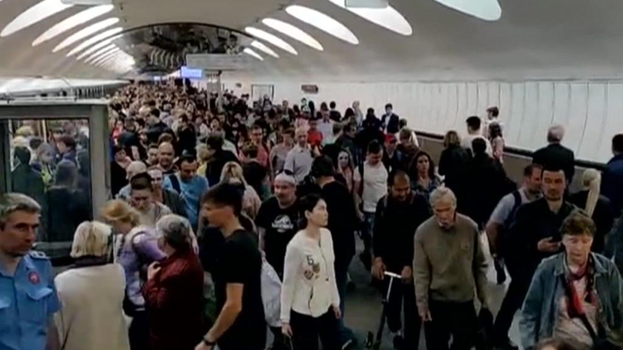 Две аварии за неделю: почему поезда в метро не едут