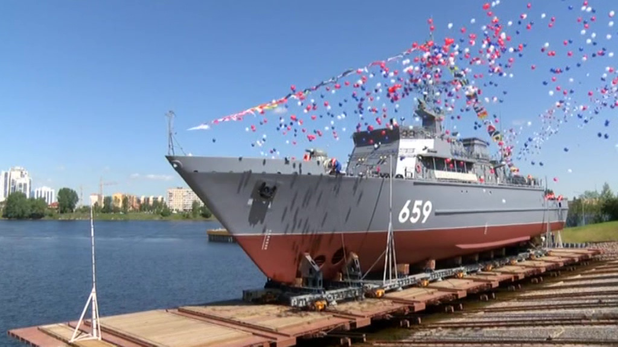 Крупнейший композитный боевой корабль спустили на воду в Петербурге